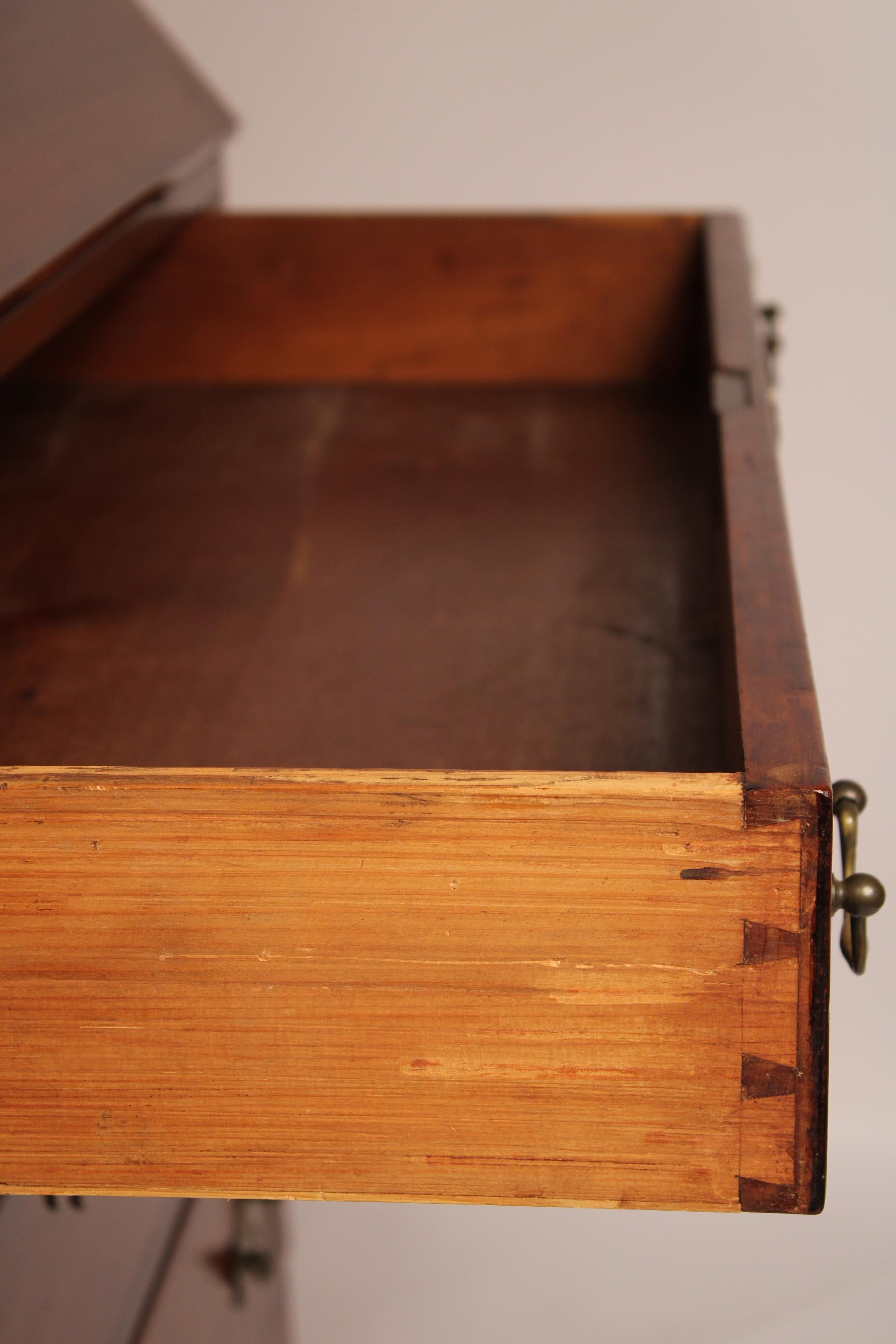 Amerikanischer Federal-Schreibtisch in Kirsche mit schräger Platte im Angebot 9