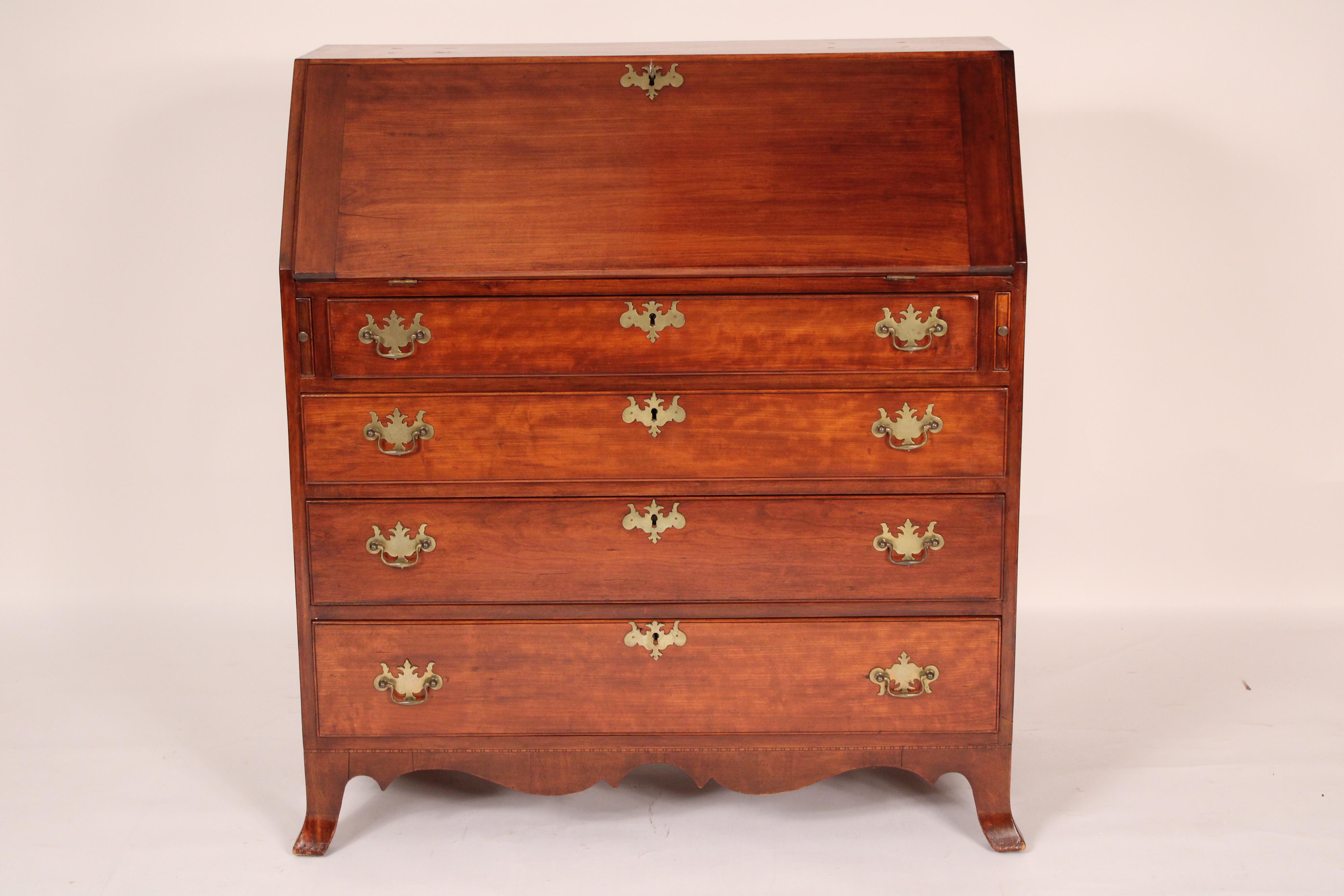 Amerikanischer Kirschholzschreibtisch mit schräger Platte, frühes 19. Jahrhundert. Mit einer rechteckigen Schwalbenschwanzplatte, einer schrägen Platte aus einem Brett,
das Innere mit einer zentralen Schublade, flankiert von zwei Schubladen auf