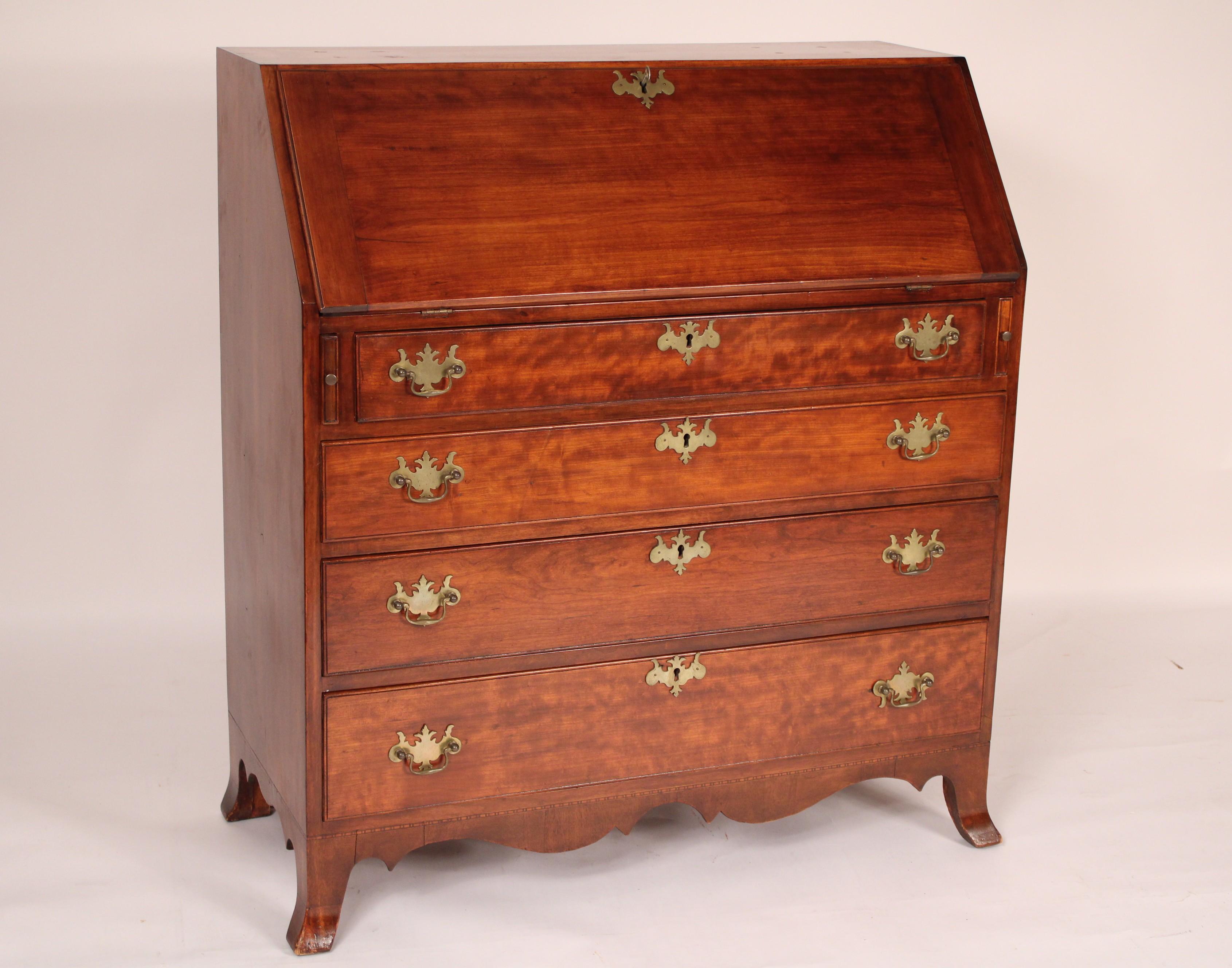 Amerikanischer Federal-Schreibtisch in Kirsche mit schräger Platte (amerikanisch) im Angebot