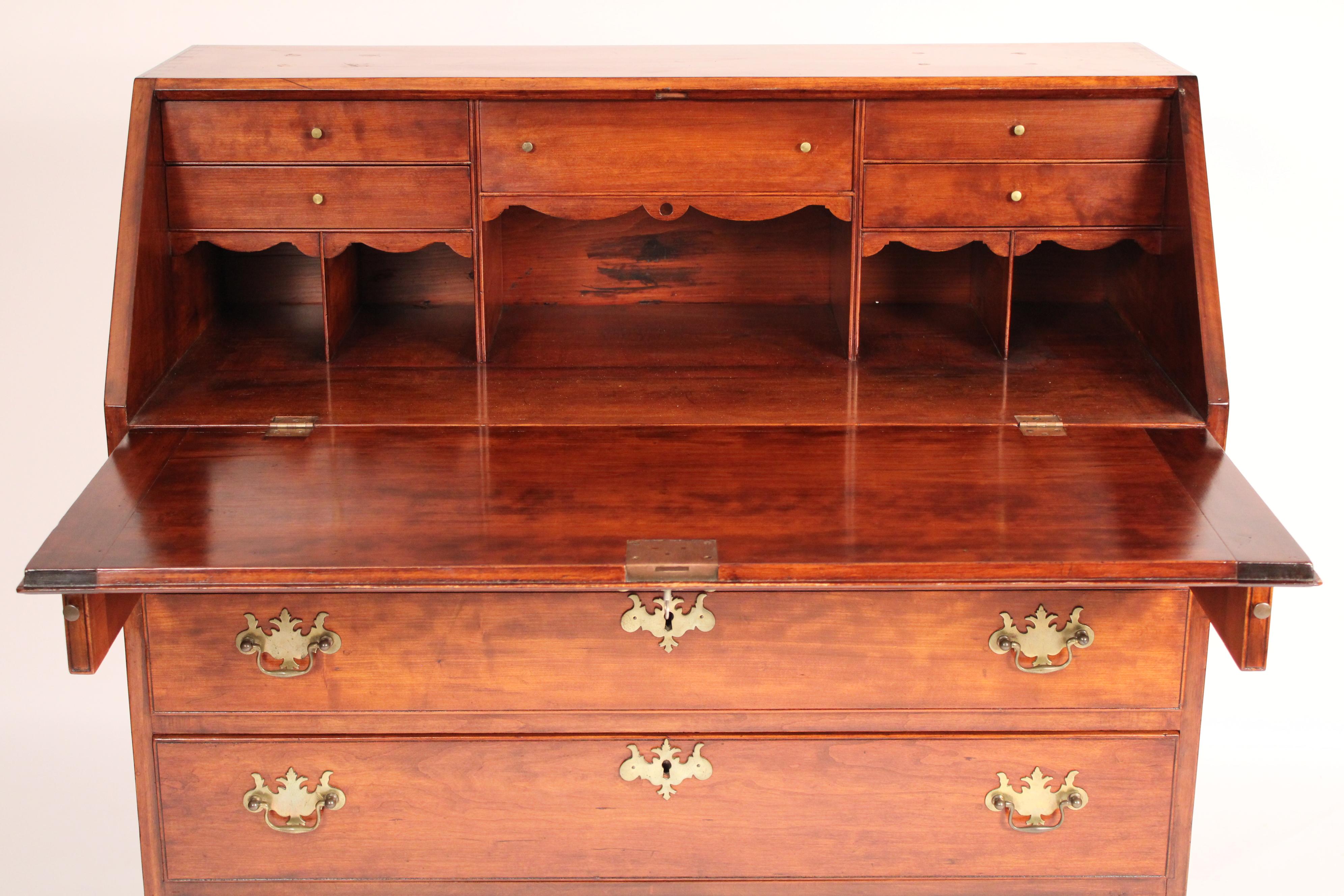 Amerikanischer Federal-Schreibtisch in Kirsche mit schräger Platte im Zustand „Gut“ im Angebot in Laguna Beach, CA