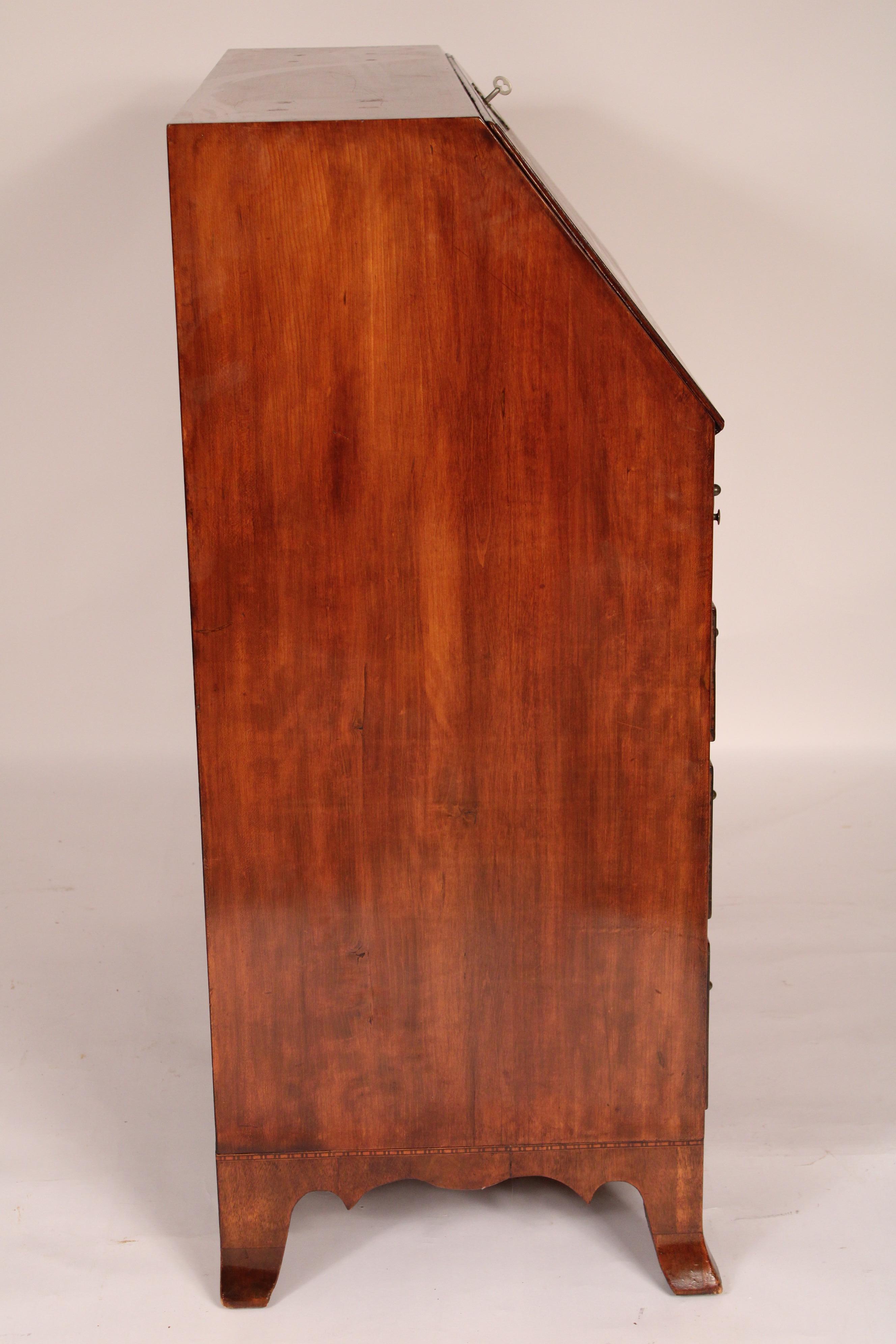 Amerikanischer Federal-Schreibtisch in Kirsche mit schräger Platte (19. Jahrhundert) im Angebot