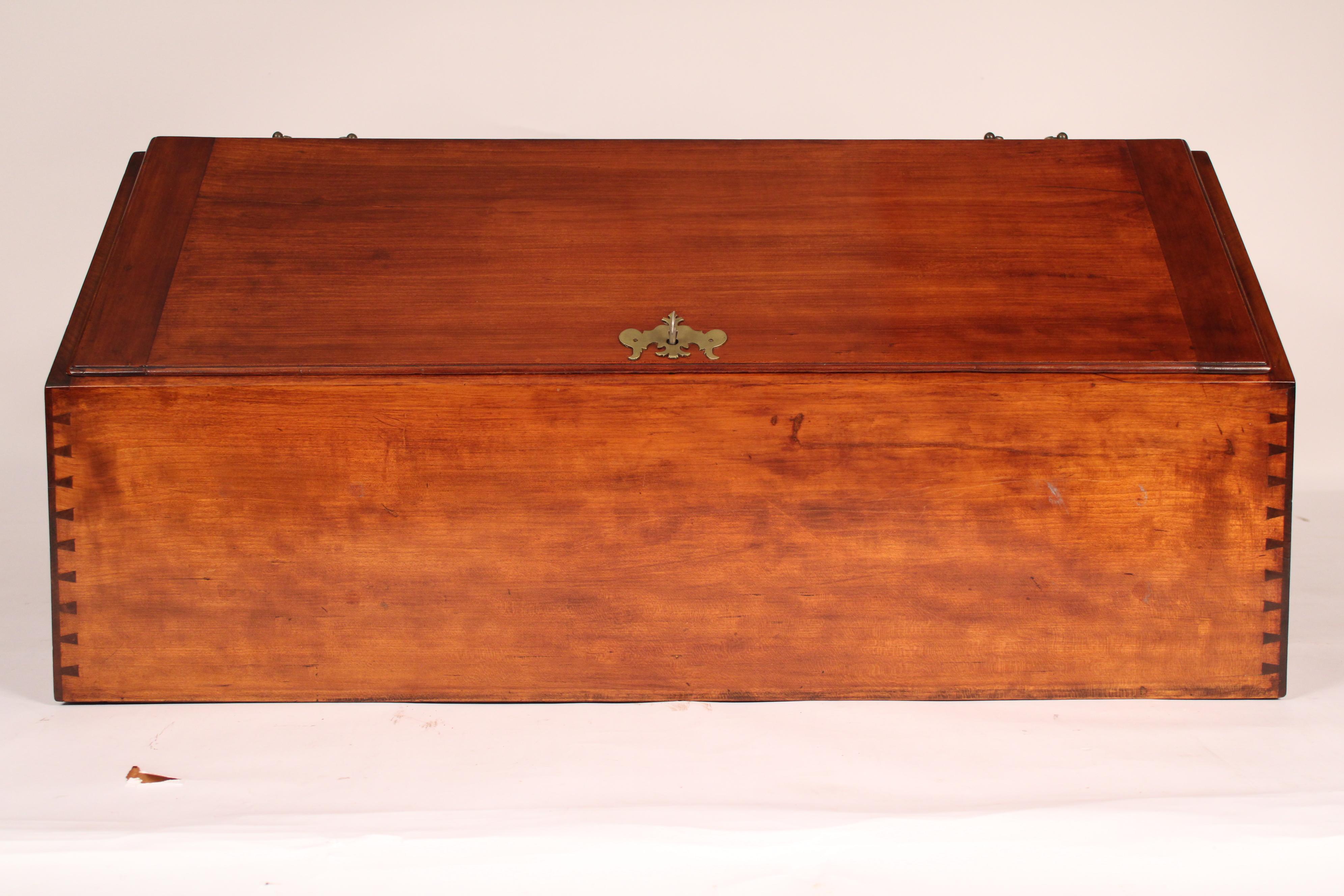 Amerikanischer Federal-Schreibtisch in Kirsche mit schräger Platte (Messing) im Angebot