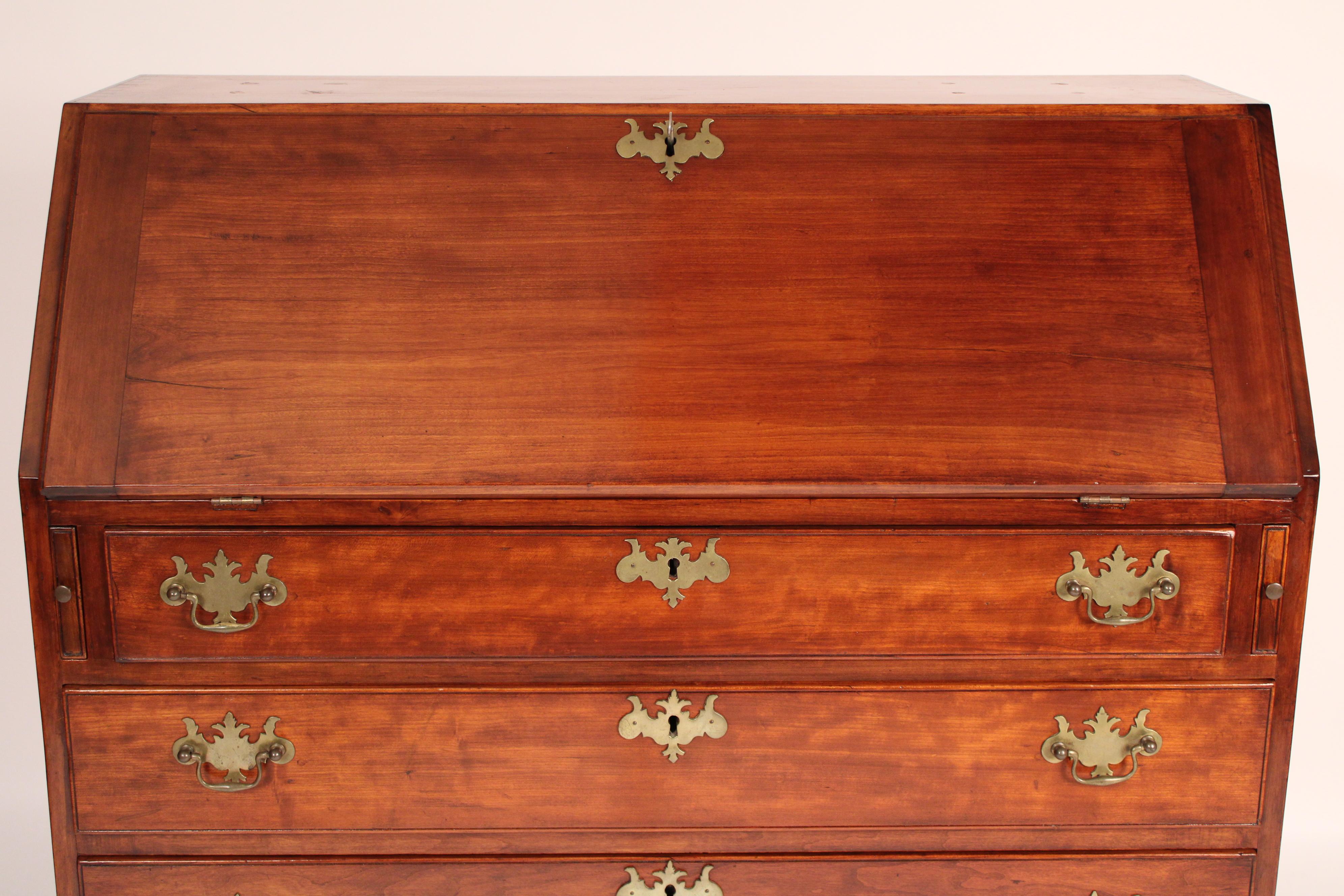 Amerikanischer Federal-Schreibtisch in Kirsche mit schräger Platte im Angebot 1