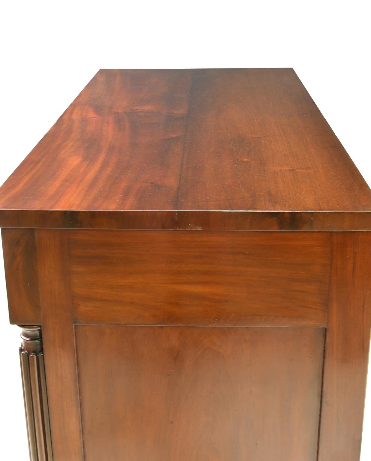 American Federal Chest of Drawers in West Indies Mahogany, Baltimore, circa 1835 For Sale 1