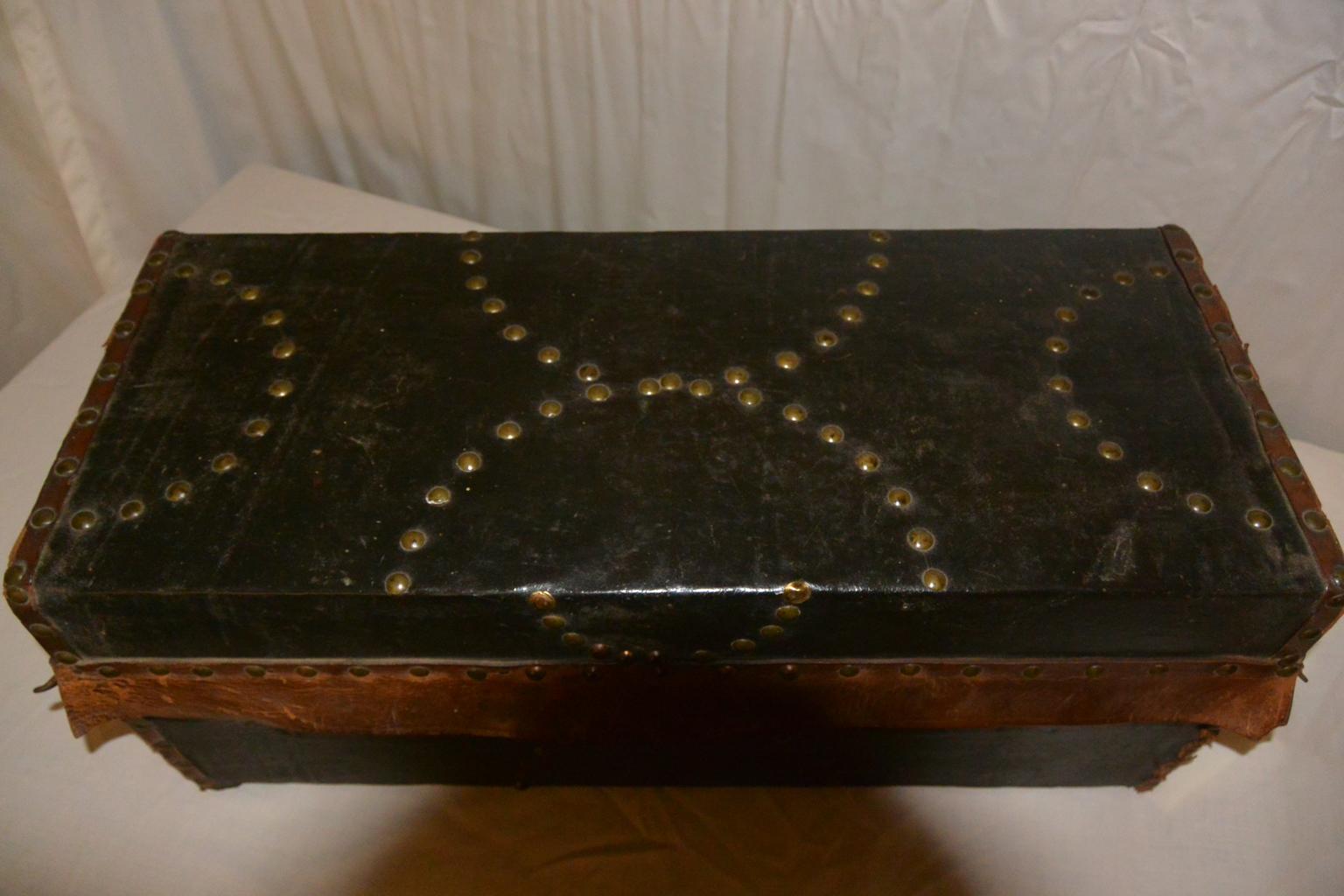 American Federal Child's Trunk Leather Covered with Brass Tacks In Good Condition For Sale In Wells, ME