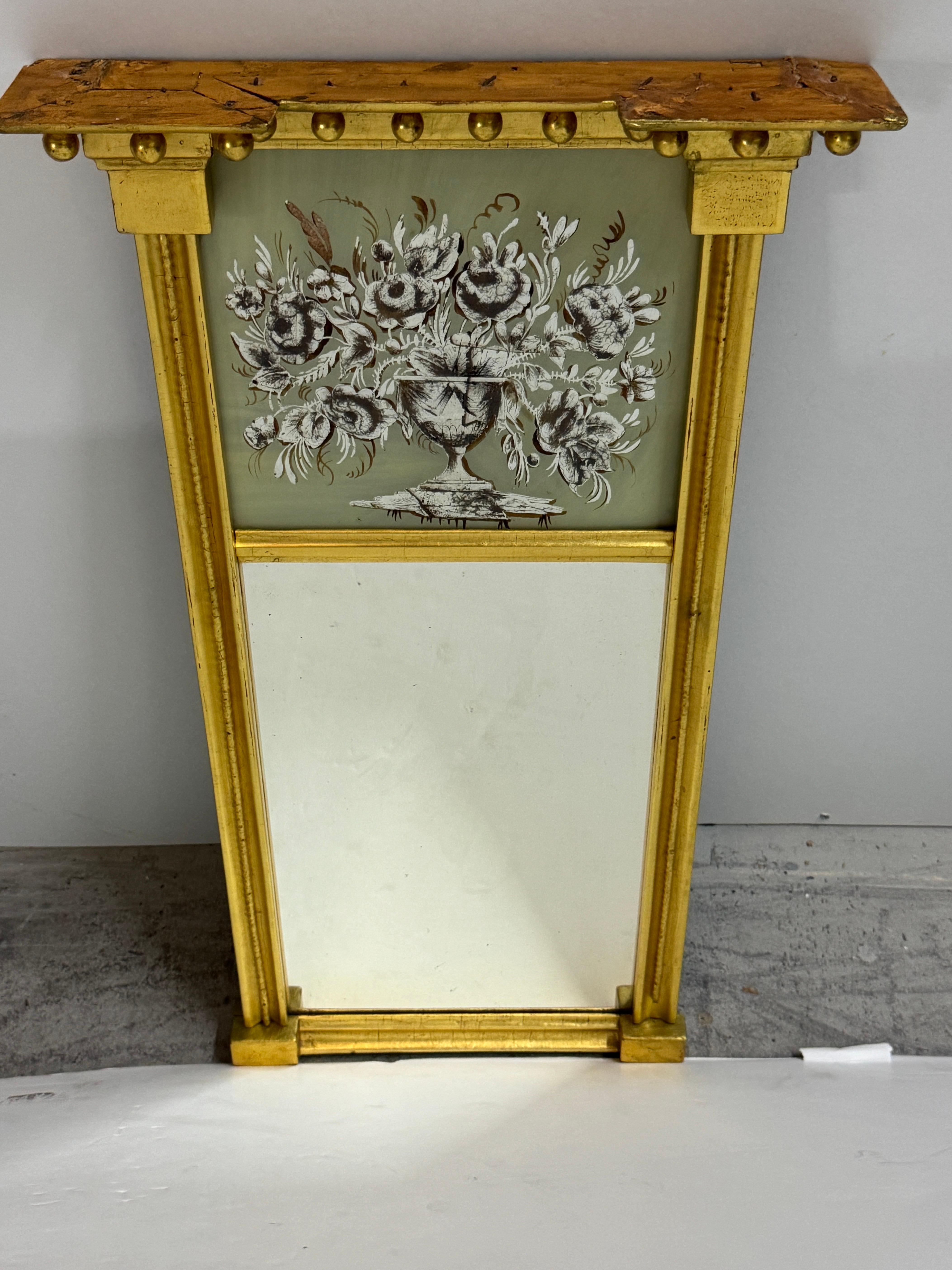 Miroir d'embarcadère trapézoïdal en bois doré et églomisé de style fédéral américain à fond vert, attribué à l'école Doggett, Boston, vers 1815

Miroir fédéral américain du début du XIXe siècle, rare et caractéristique sur le plan architectural,