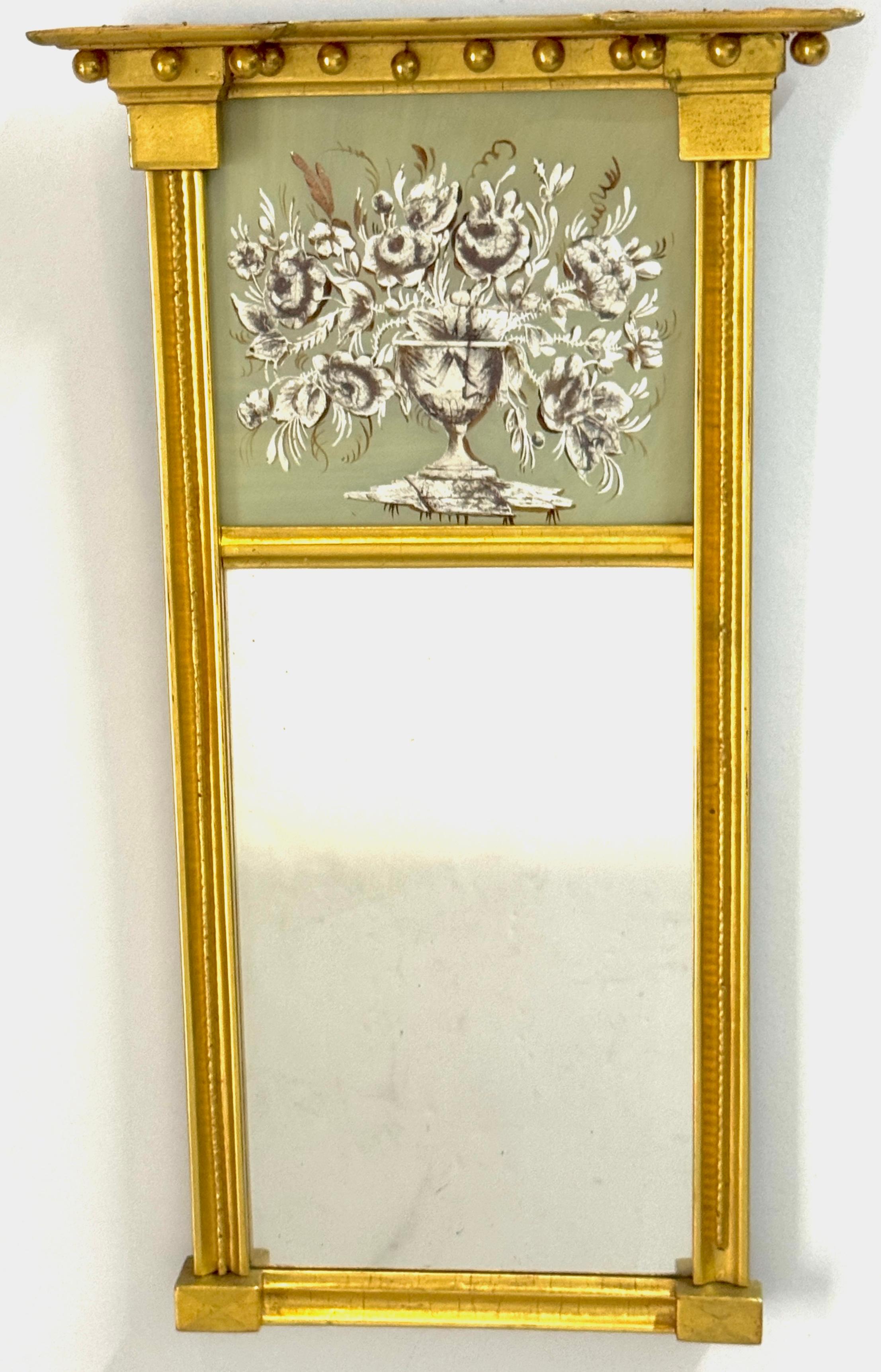 Émaillé Miroir d'embarcadère trapézoïdal en bois doré et églomisé de style fédéral américain en vente