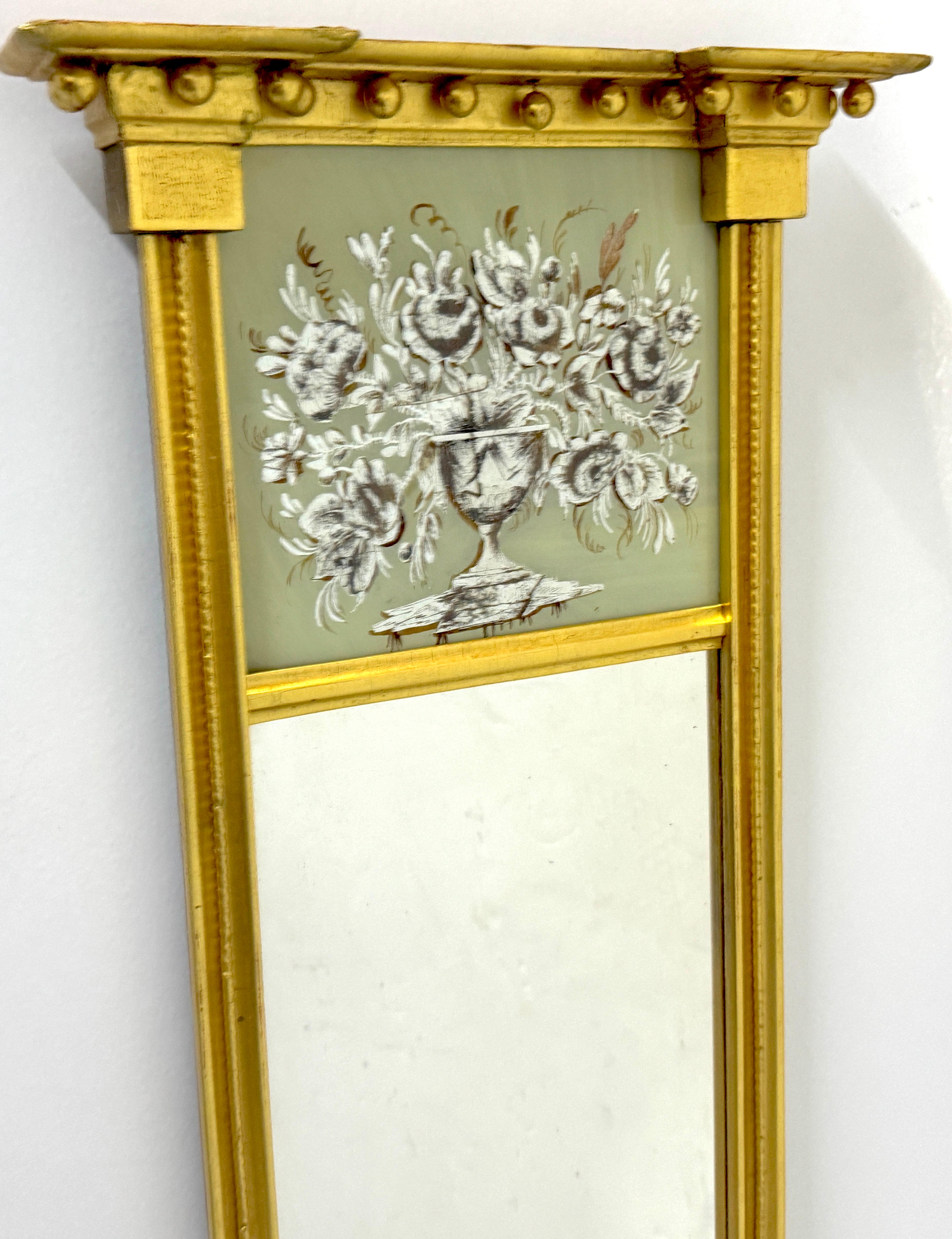 Miroir d'embarcadère trapézoïdal en bois doré et églomisé de style fédéral américain Bon état - En vente à West Palm Beach, FL