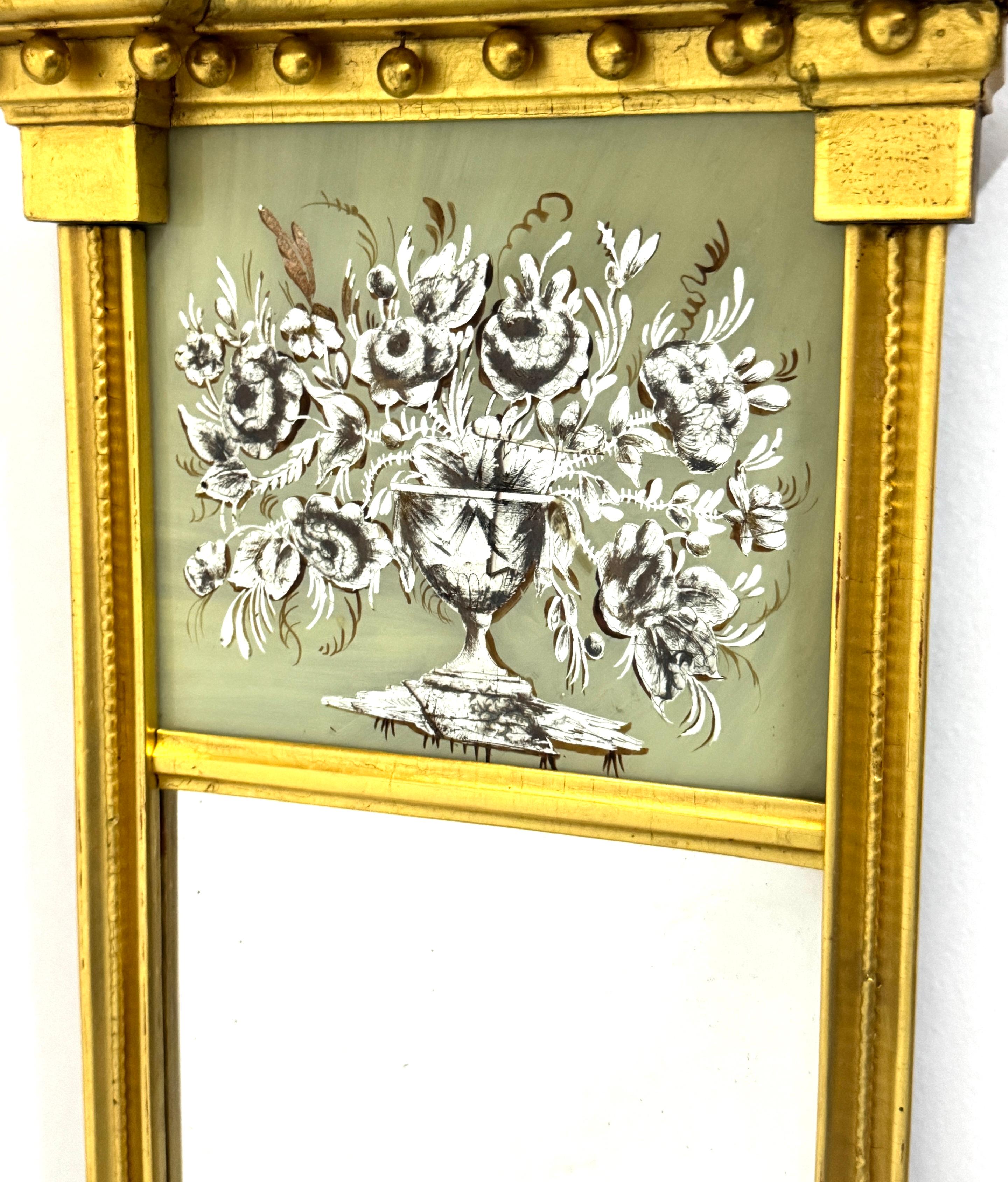 Début du XIXe siècle Miroir d'embarcadère trapézoïdal en bois doré et églomisé de style fédéral américain en vente