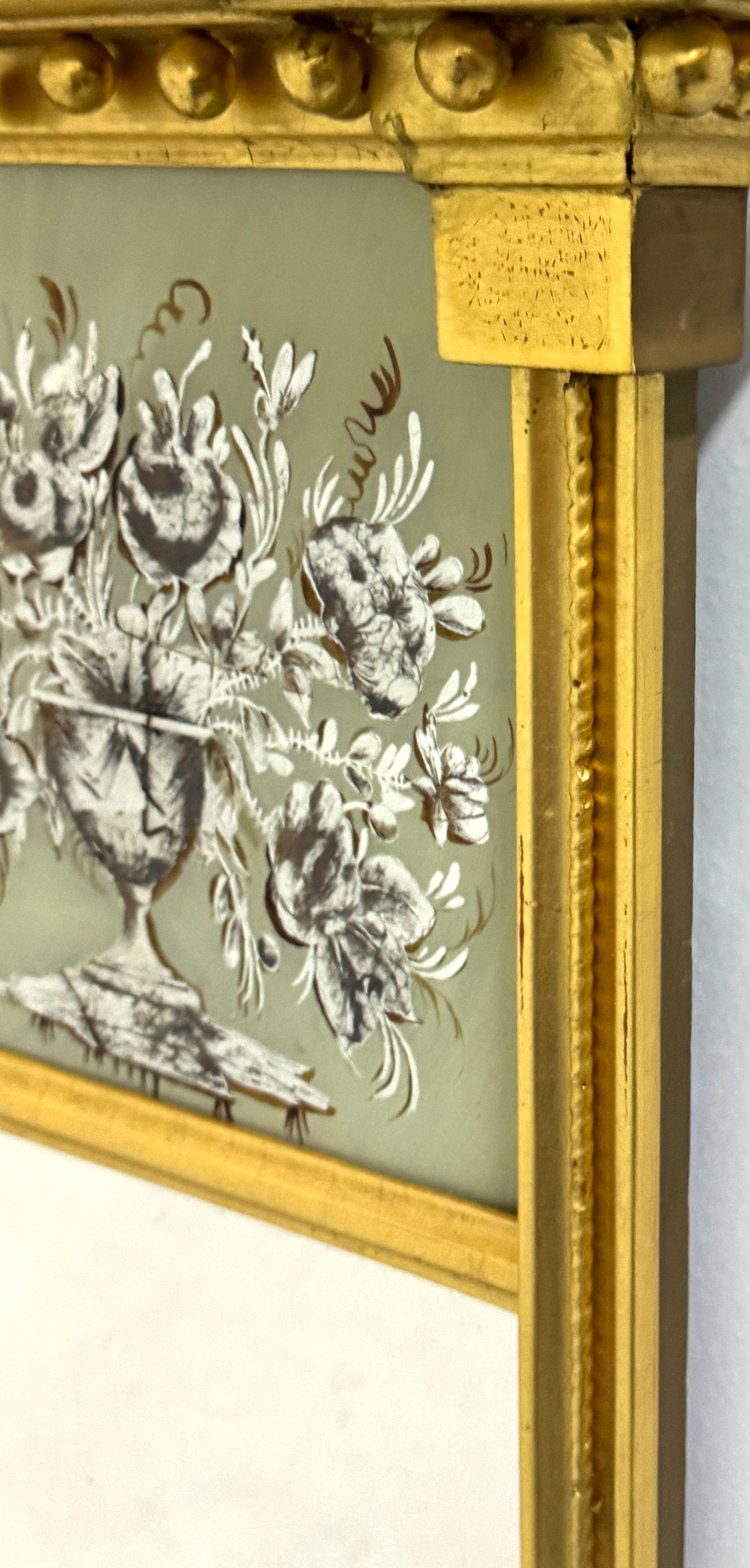 Verre Miroir d'embarcadère trapézoïdal en bois doré et églomisé de style fédéral américain en vente