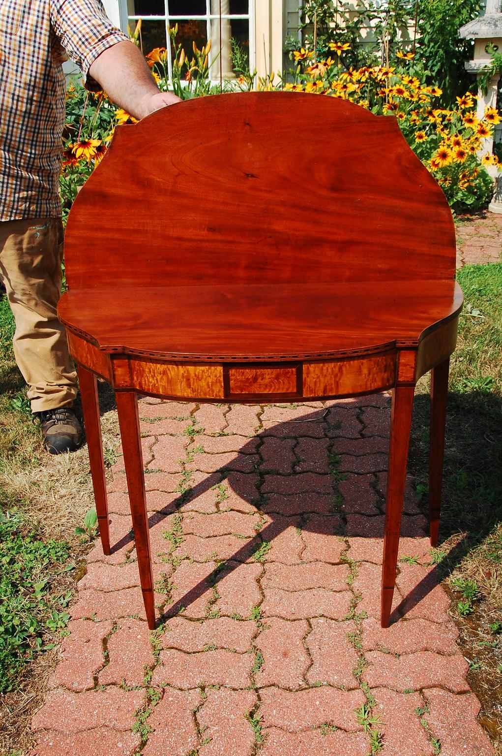 American Federal Foldover Inlaid Mahogany Teatable with Birdseye Maple Skirt In Good Condition In Wells, ME