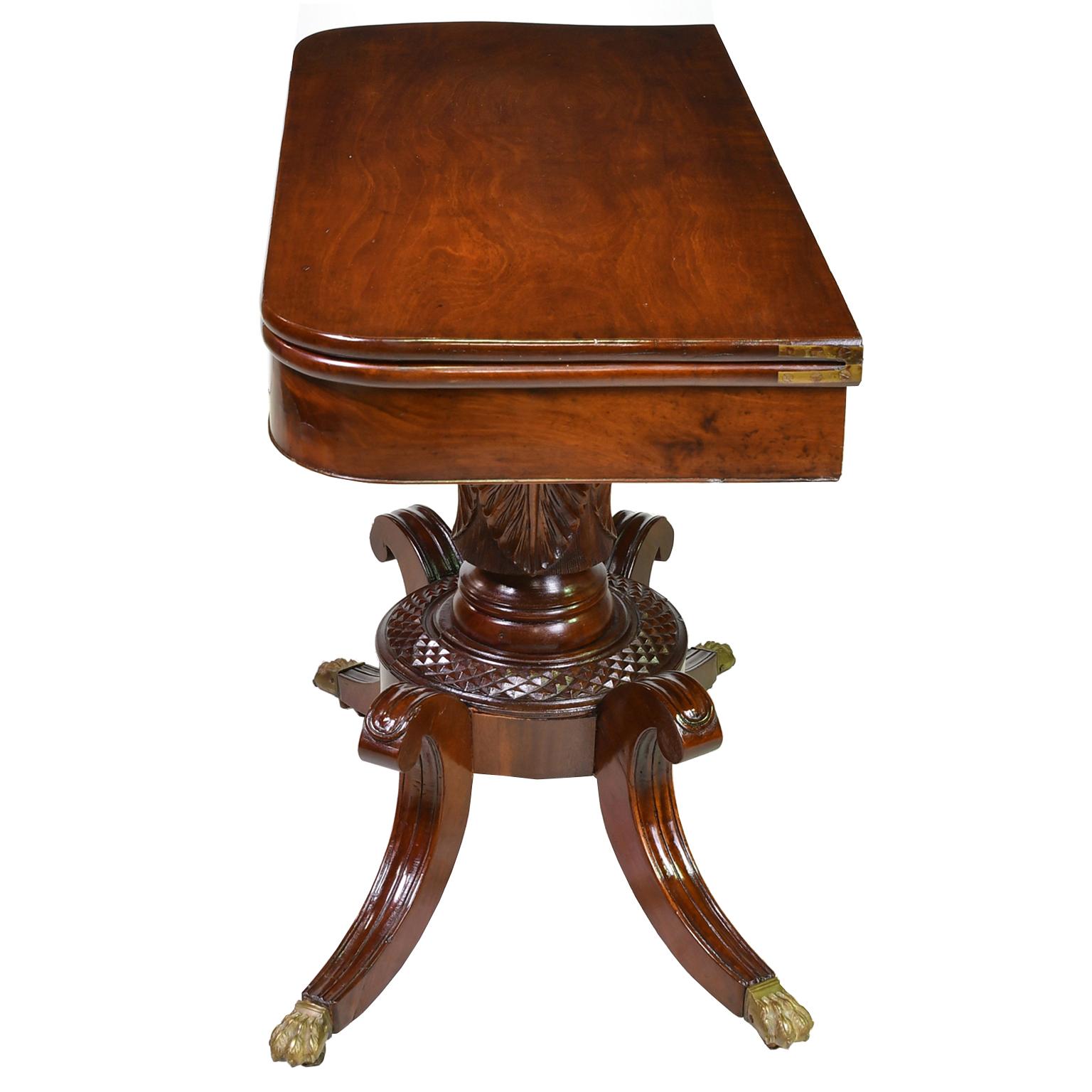 Mesa federal americana de juegos y cartas con tallas de hojas de tabaco, Baltimore, c. 1820 Estadounidense en venta