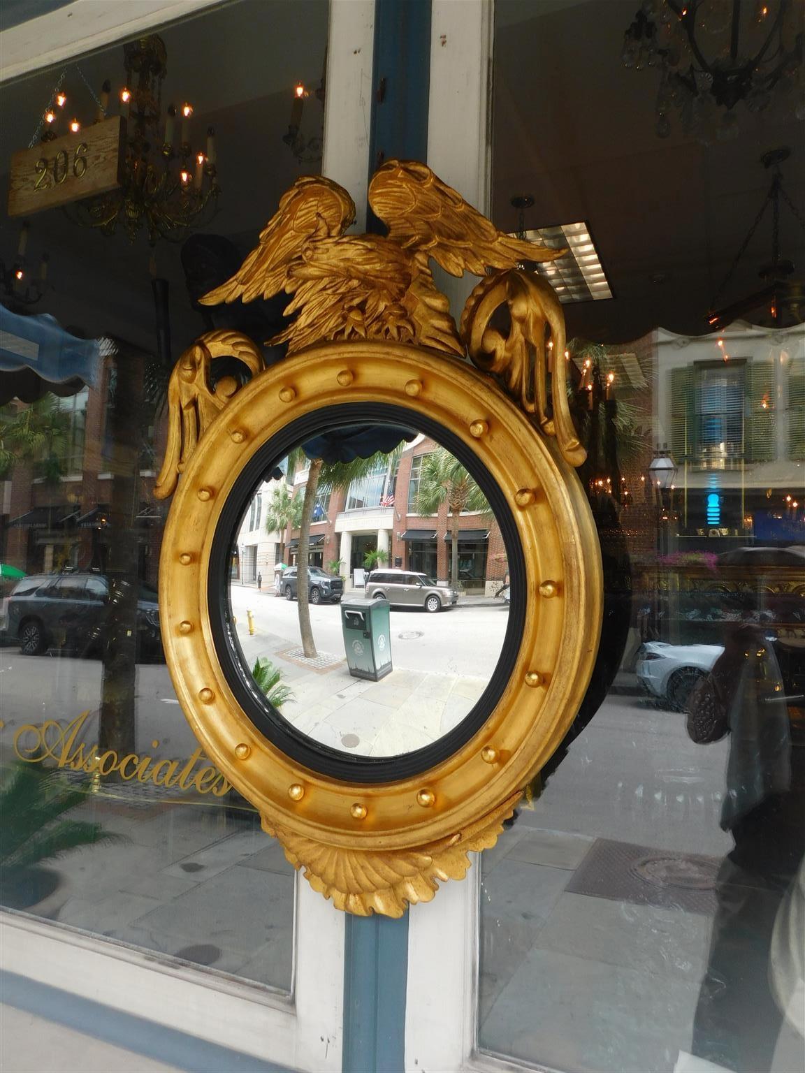 Fédéral Miroir convexe en bois doré américain avec aigle perché en fleur, vers 1820 en vente
