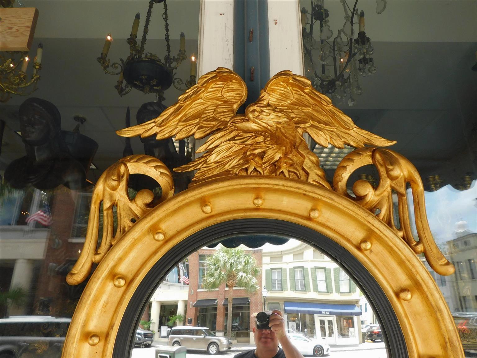 Américain Miroir convexe en bois doré américain avec aigle perché en fleur, vers 1820 en vente