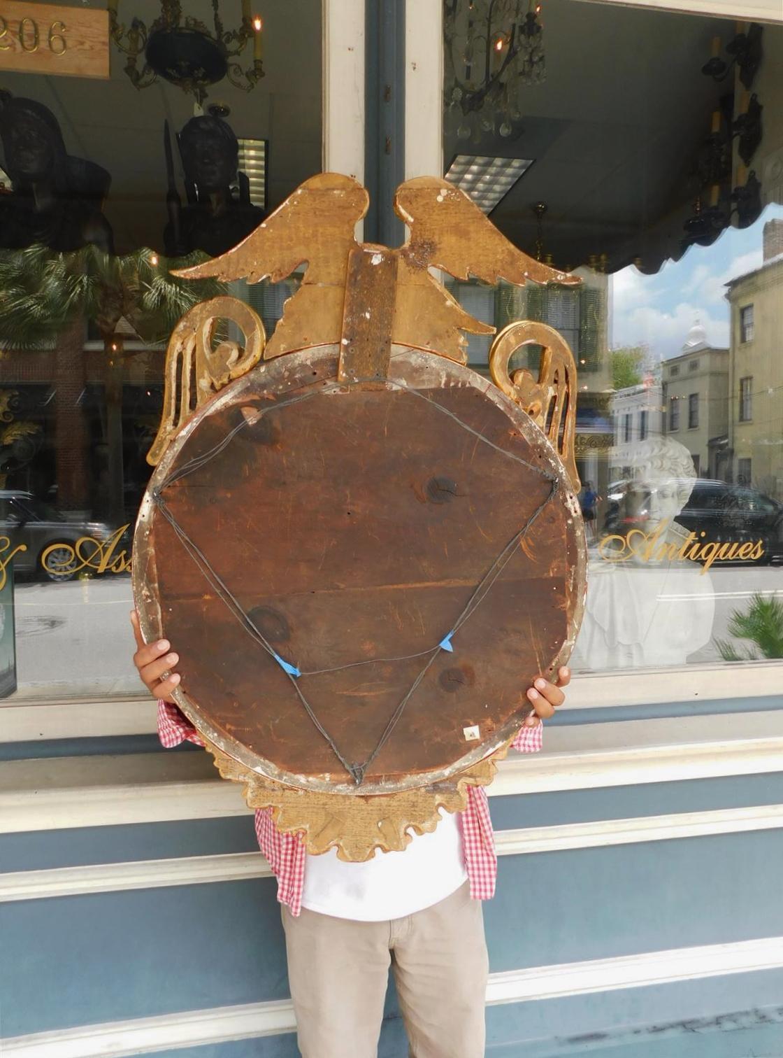Début du XIXe siècle Miroir convexe en bois doré américain avec aigle perché en fleur, vers 1820 en vente