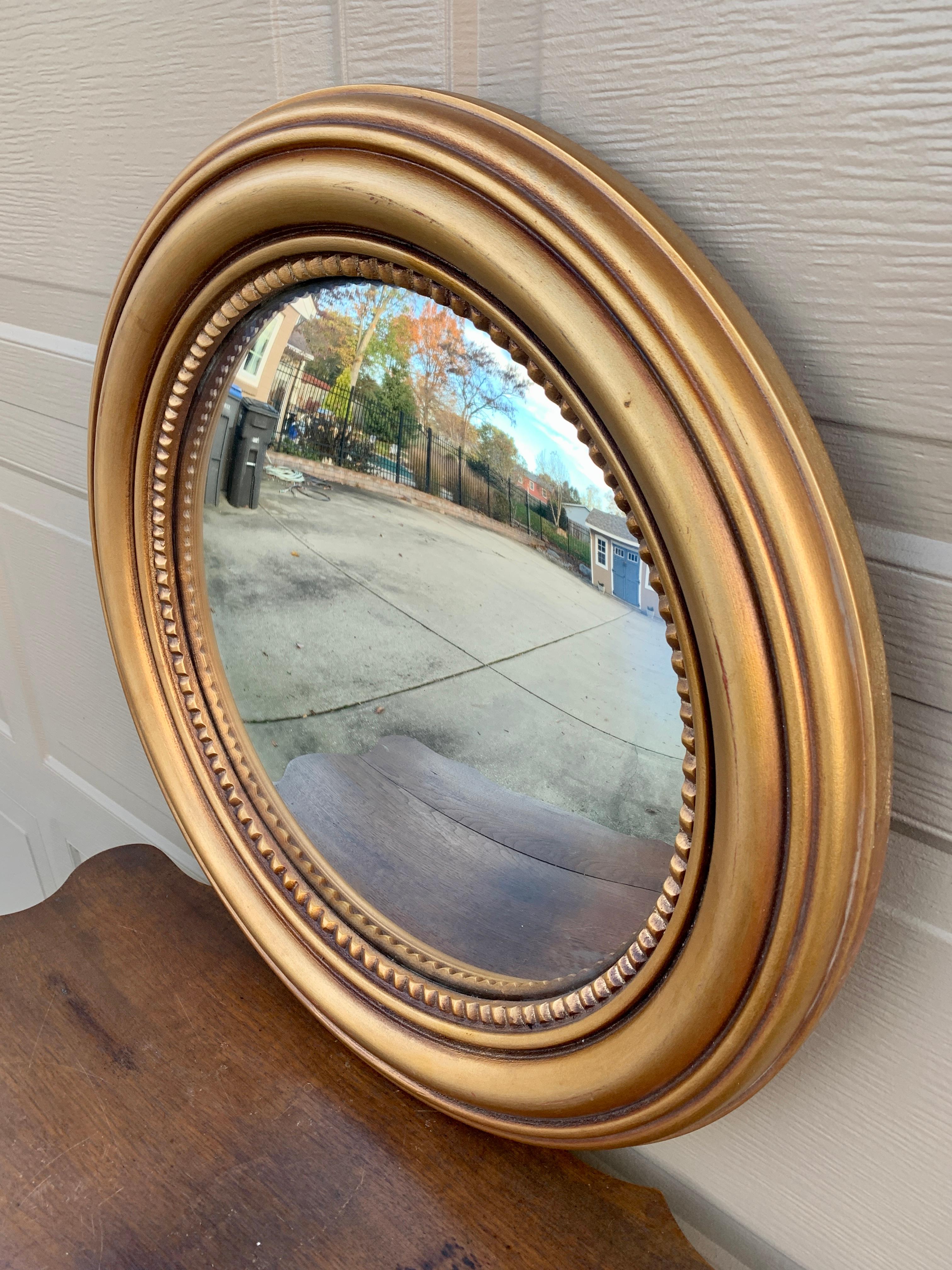 A gorgeous Federal or Regency style convex bullseye wall mirror 

USA, Late 20th Century

Giltwood frame, with convex curved mirror glass

Measures: 24