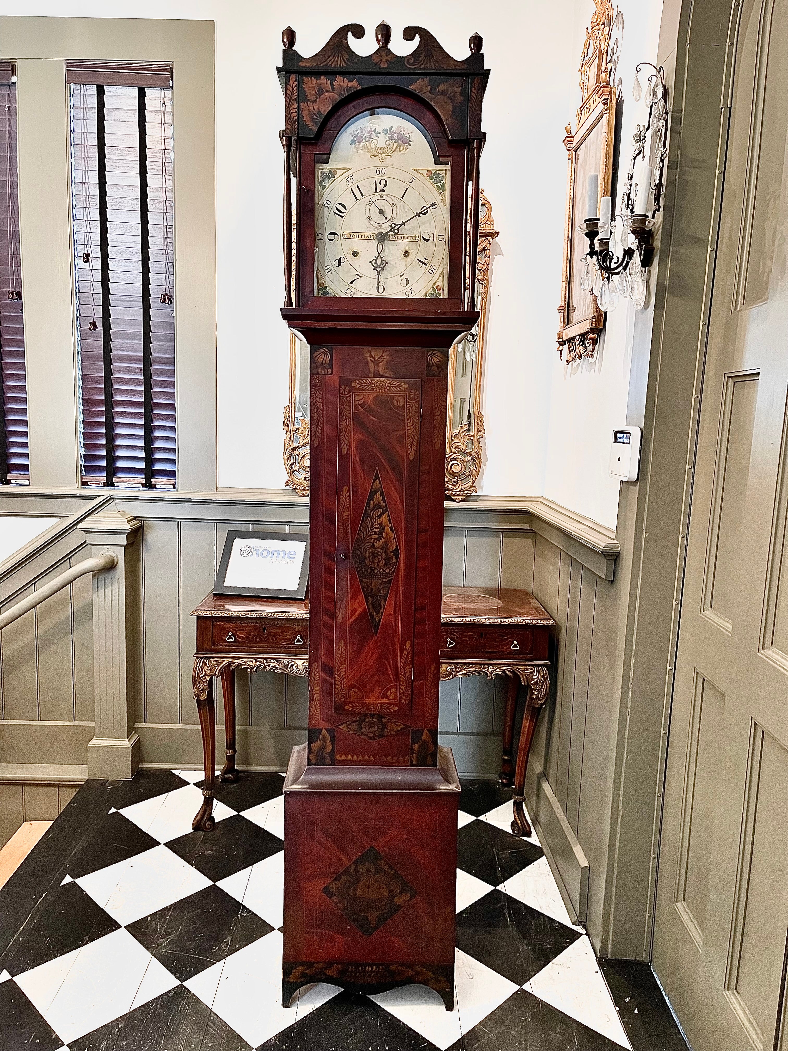 Eine seltene und vollständige American Federal Tall Case Clock.  Riley Whiting Wooden Works, Original.  Ein mit Korn bemalter und schablonierter Koffer von Rufus Cole.  Unterzeichnet  R. Cole Painter.  CIRCA 1820-25

Rufus Cole arbeitete in