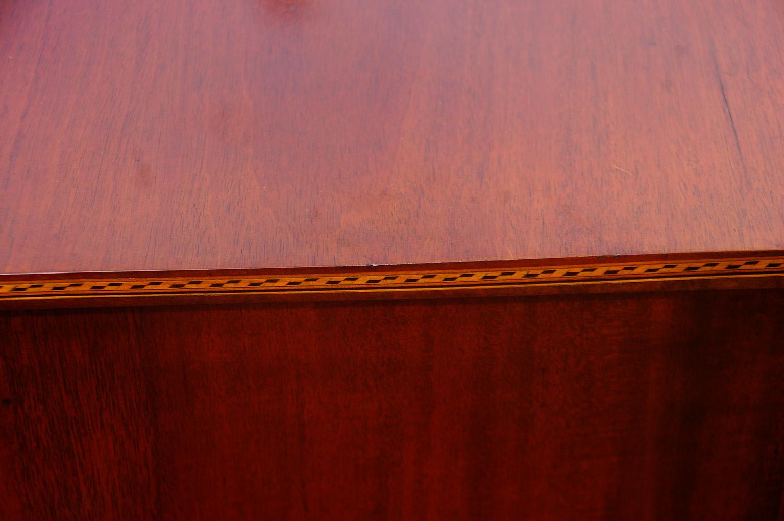 American Federal Hepplewhite Period Mahogany Bowfront Chest of Four Drawers In Good Condition In Wells, ME