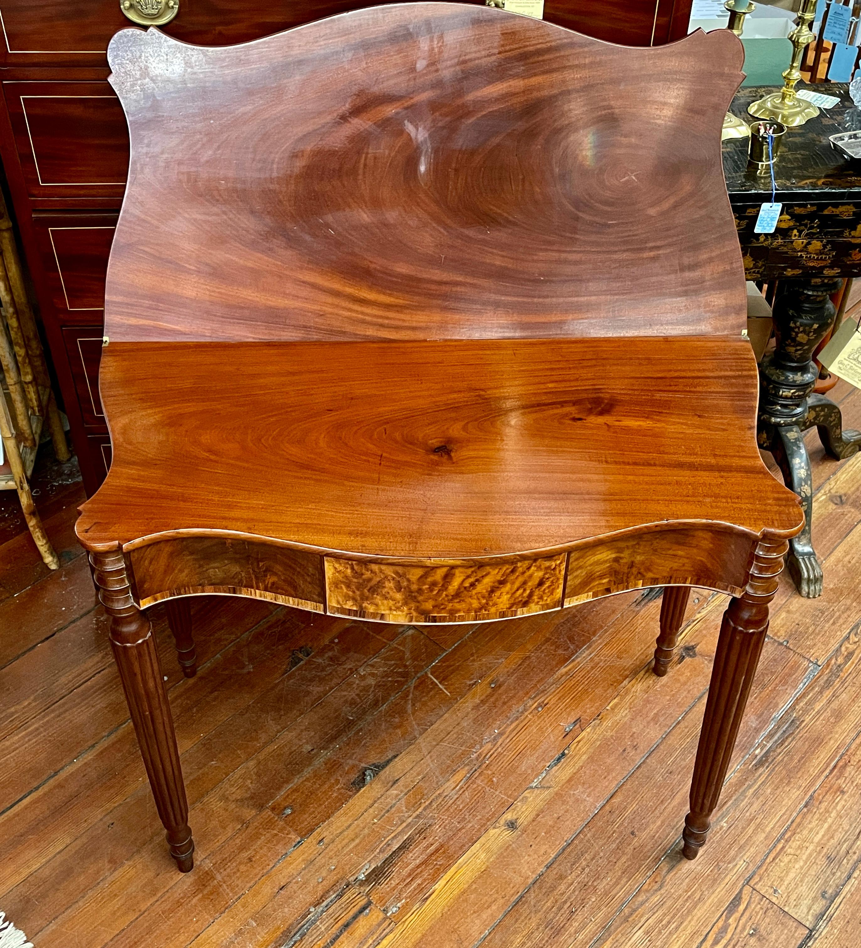 Mesa de juegos federal americana con incrustaciones de caoba MA Serpentine Sheraton Flap-Top Estadounidense en venta