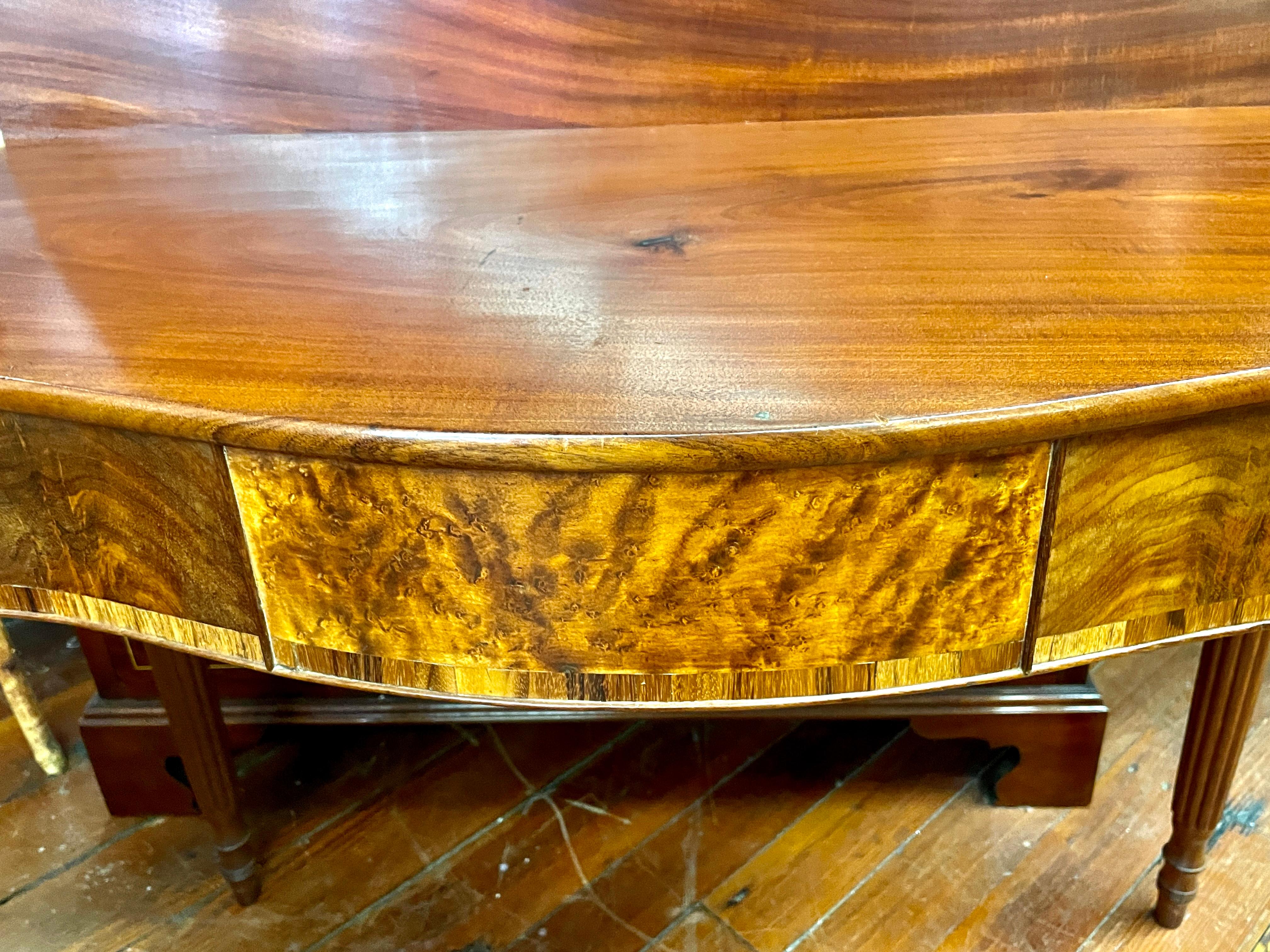 Mesa de juegos federal americana con incrustaciones de caoba MA Serpentine Sheraton Flap-Top siglo XIX en venta