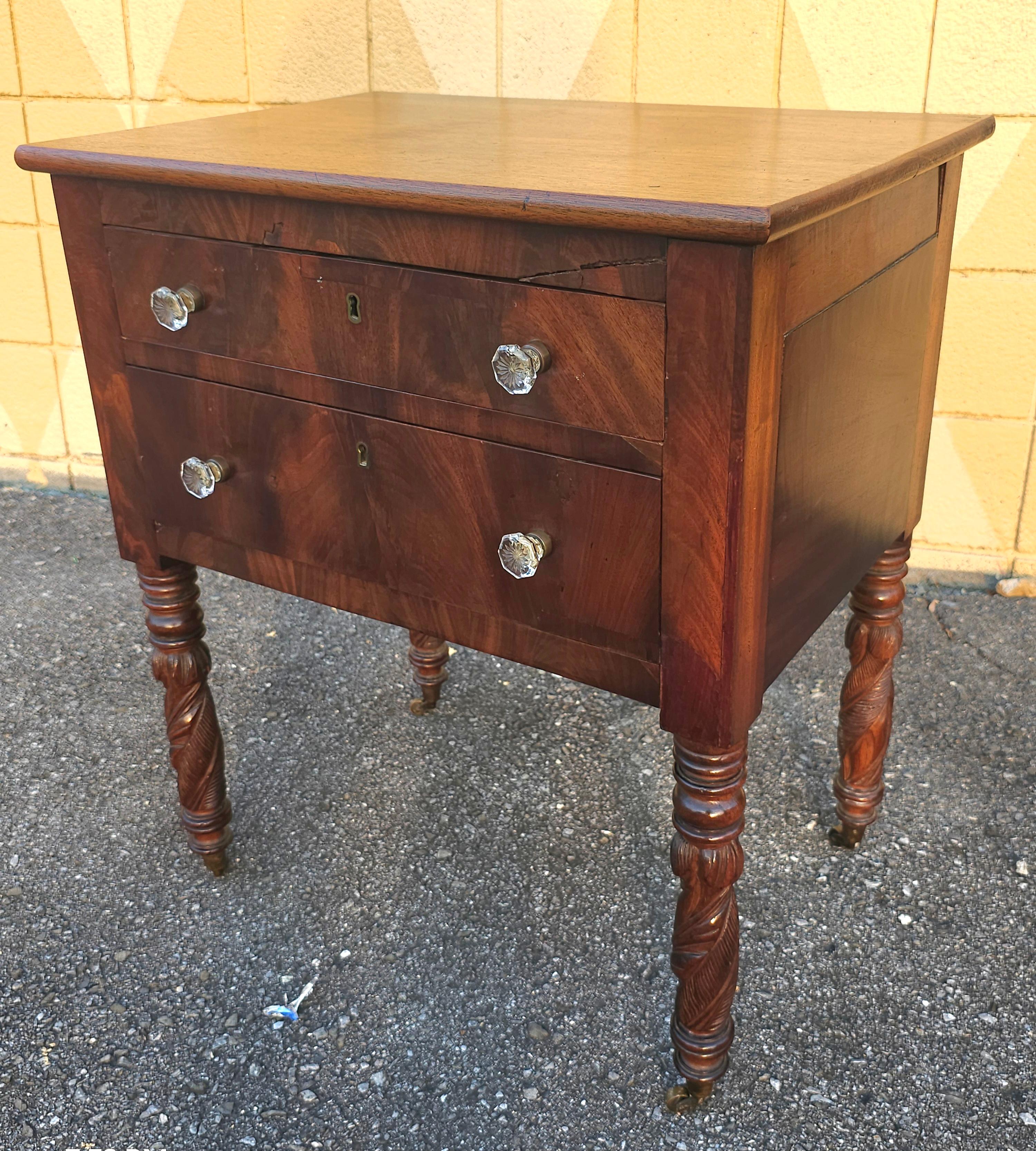 Mesa de trabajo federal americana de caoba con 2 cajones y ruedas originales, c. 1800 en venta 2