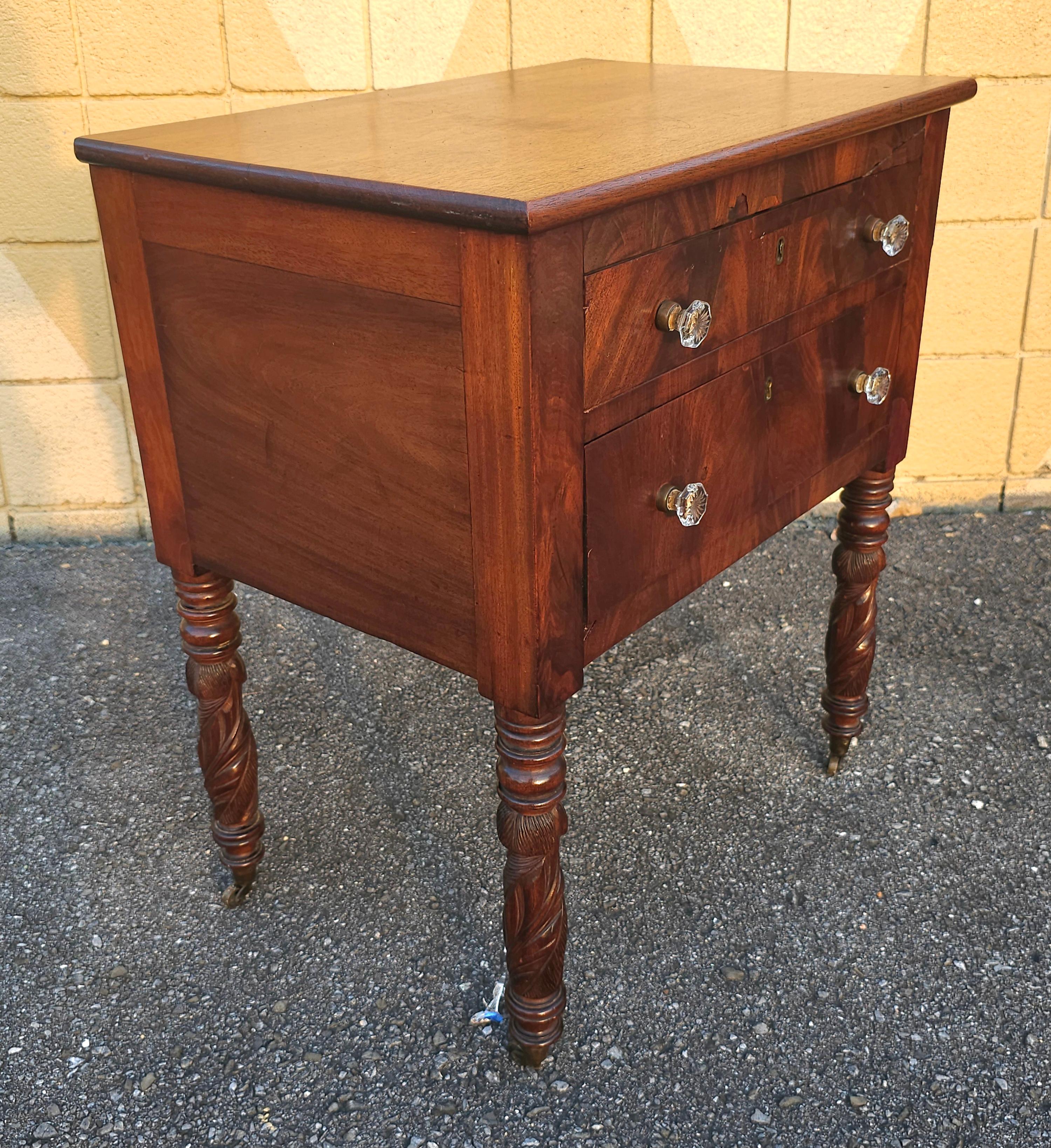 Mesa de trabajo federal americana de caoba con 2 cajones y ruedas originales, c. 1800 en venta 3
