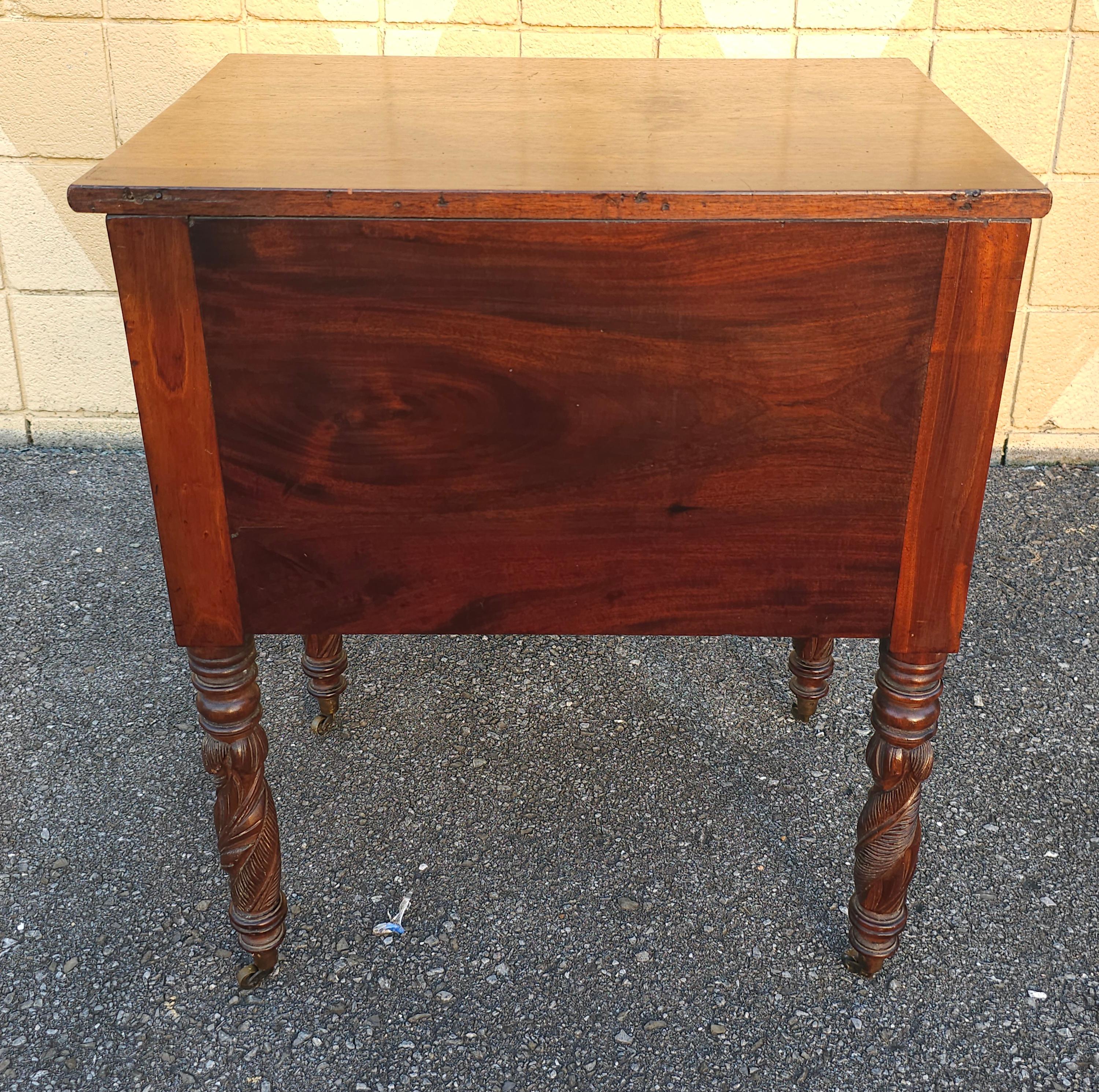 Mesa de trabajo federal americana de caoba con 2 cajones y ruedas originales, c. 1800 en venta 4