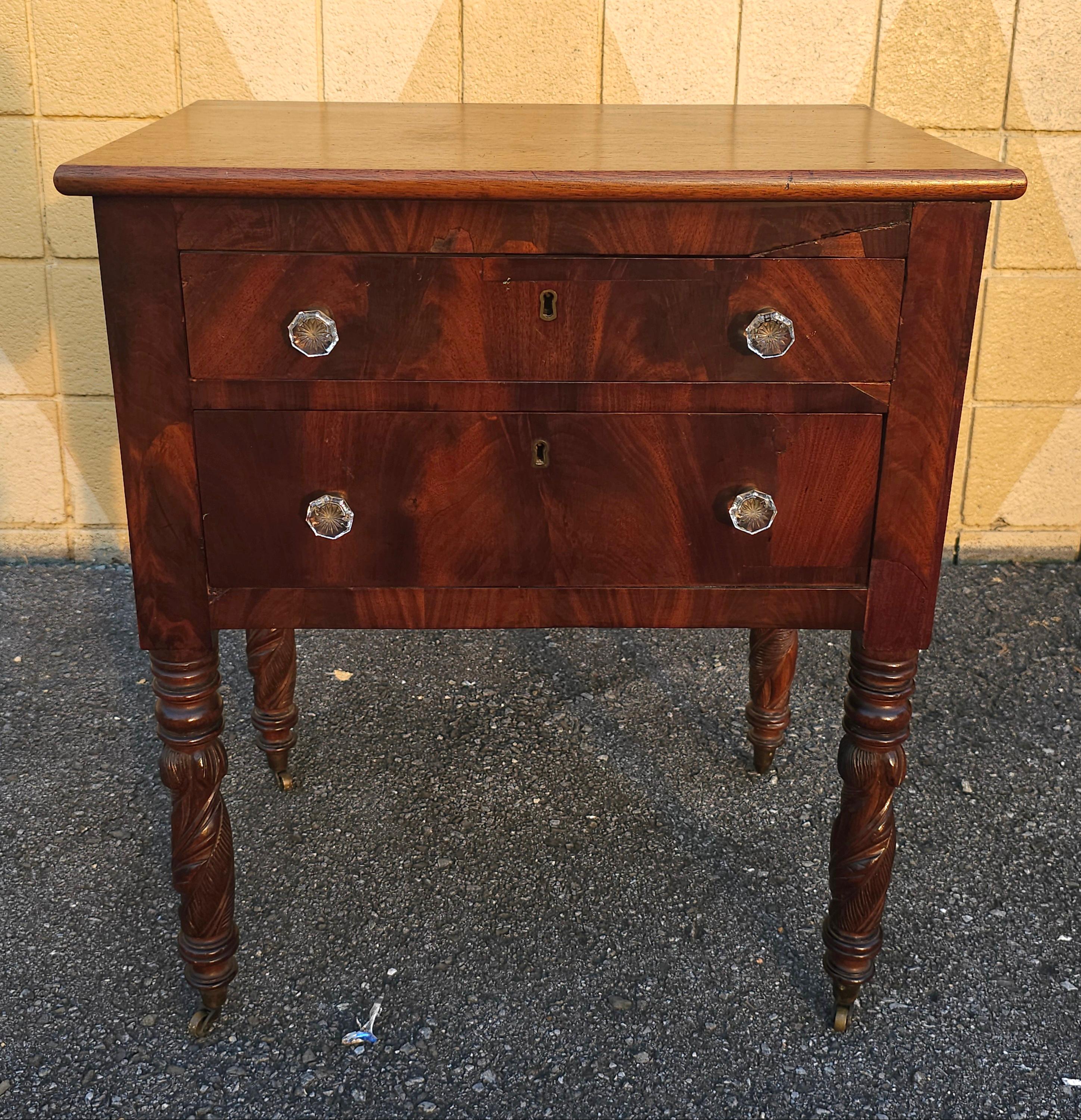 Mesa de trabajo federal americana de caoba con 2 cajones y ruedas originales, c. 1800 en venta 5