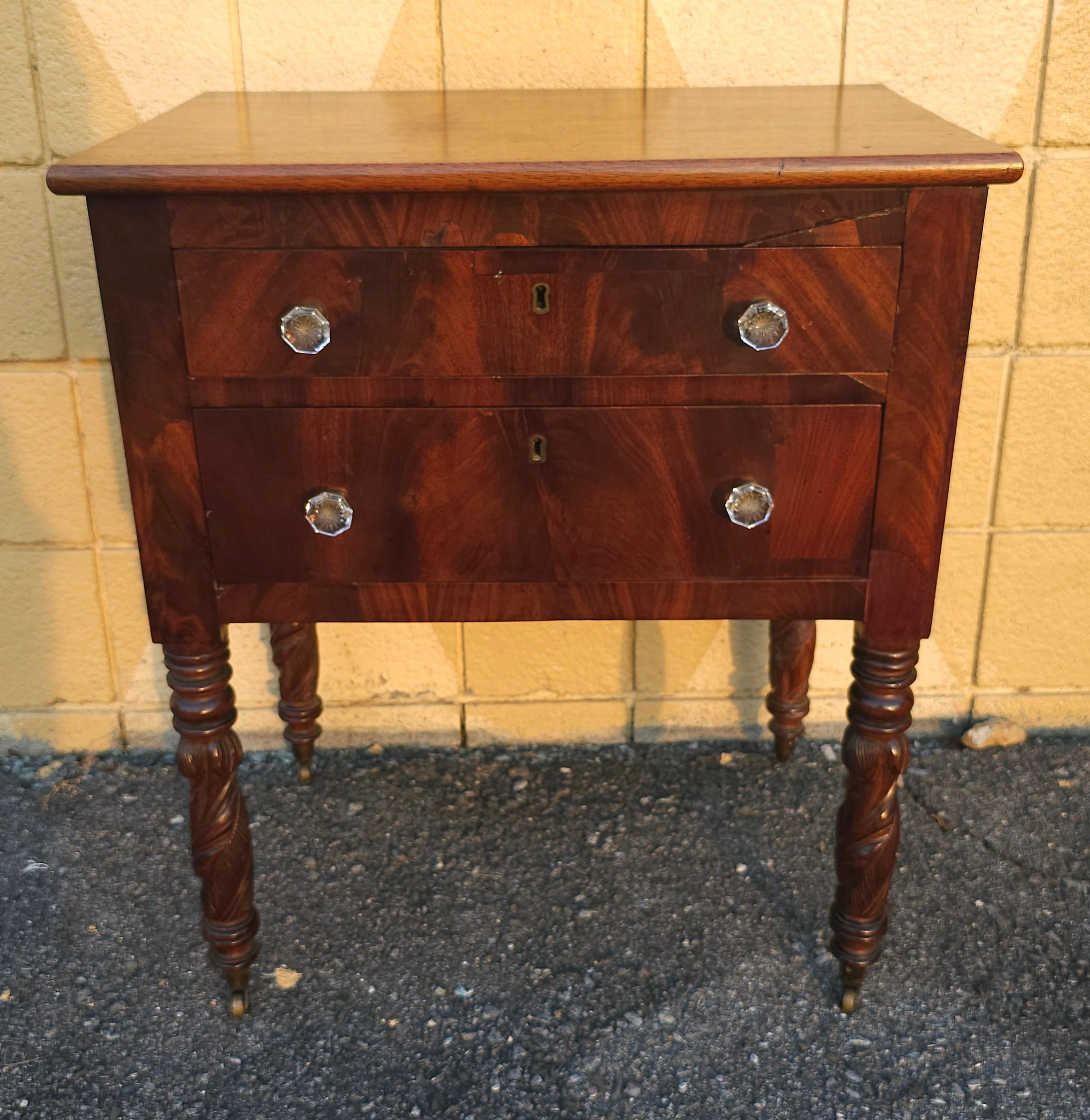 Mesa de trabajo federal americana de caoba con 2 cajones y ruedas originales, c. 1800 en venta 6