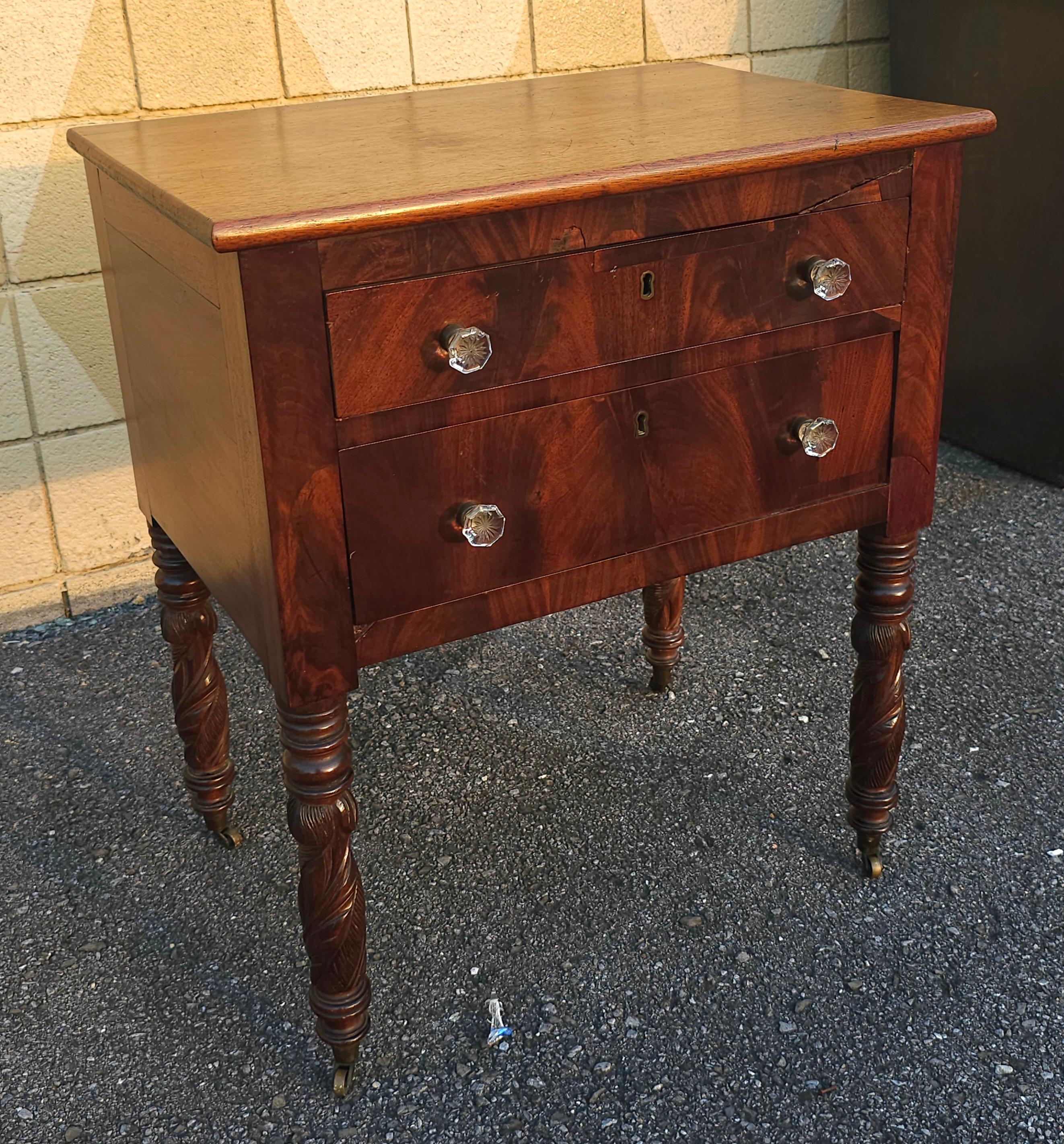 Mesa de trabajo federal americana de caoba con 2 cajones y ruedas originales, c. 1800 en venta 7