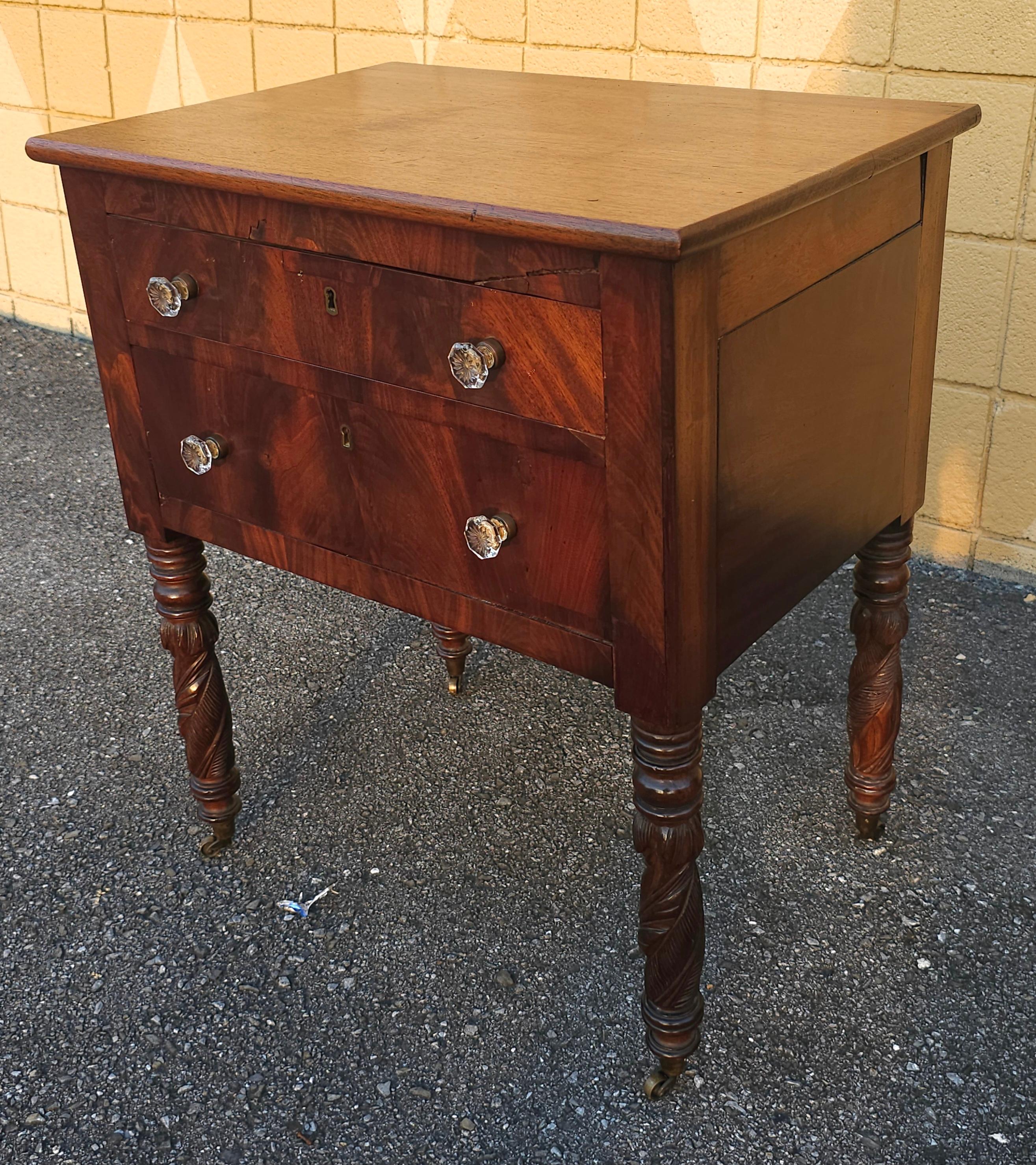 Mesa de trabajo federal americana de caoba con 2 cajones y ruedas originales, c. 1800 en venta 8