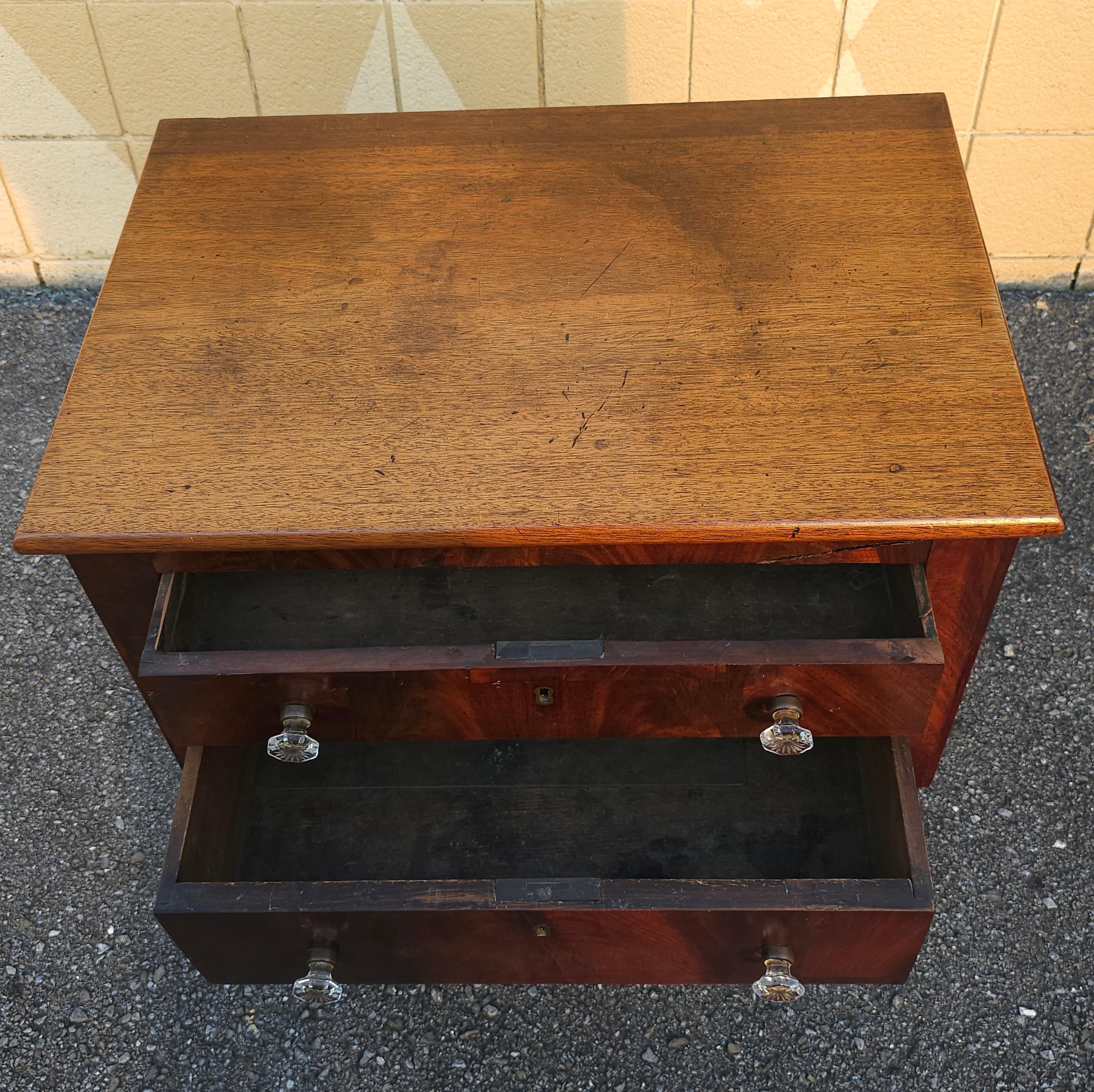 Mesa de trabajo federal americana de caoba con 2 cajones y ruedas originales, c. 1800 en venta 9