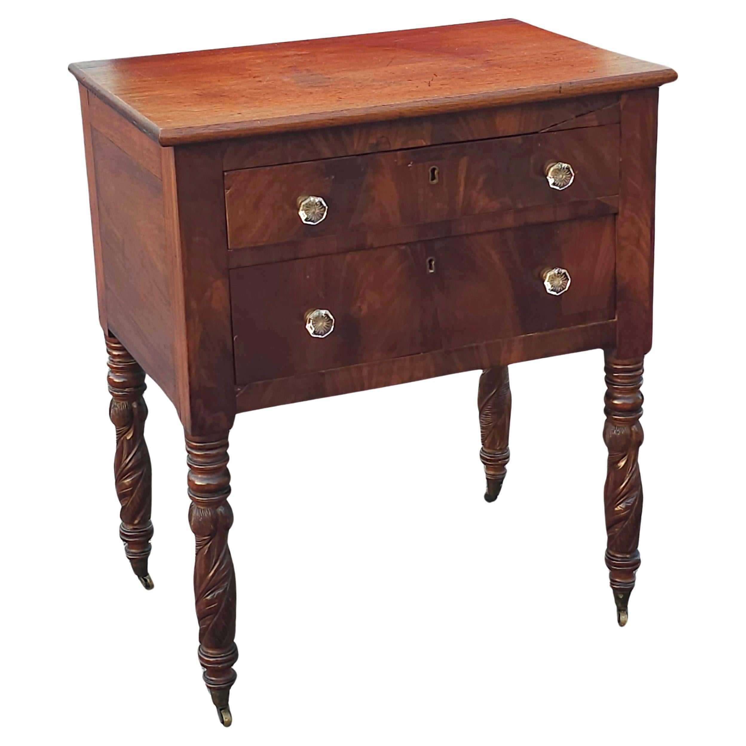 Perchero Federal Americano de Caoba con Dos Cajones /  Mesa de trabajo.
Características Dos grandes cajones sobre cuatro patas de piña bulbosa talladas y torneadas, con las originales ruedas acopadas de latón. F8nished en todos los lados, anverso y