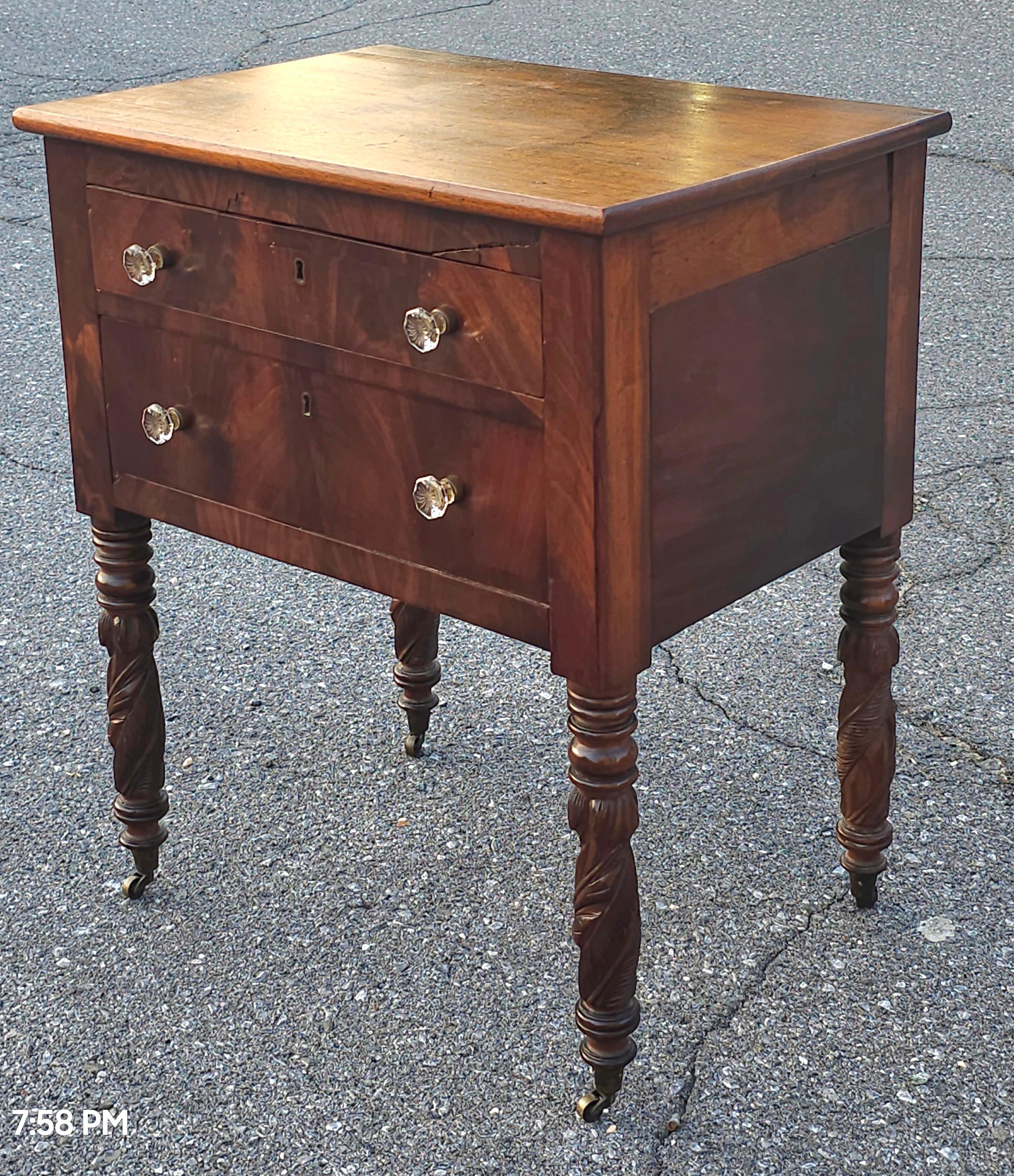 Mesa de trabajo federal americana de caoba con 2 cajones y ruedas originales, c. 1800 Federal en venta