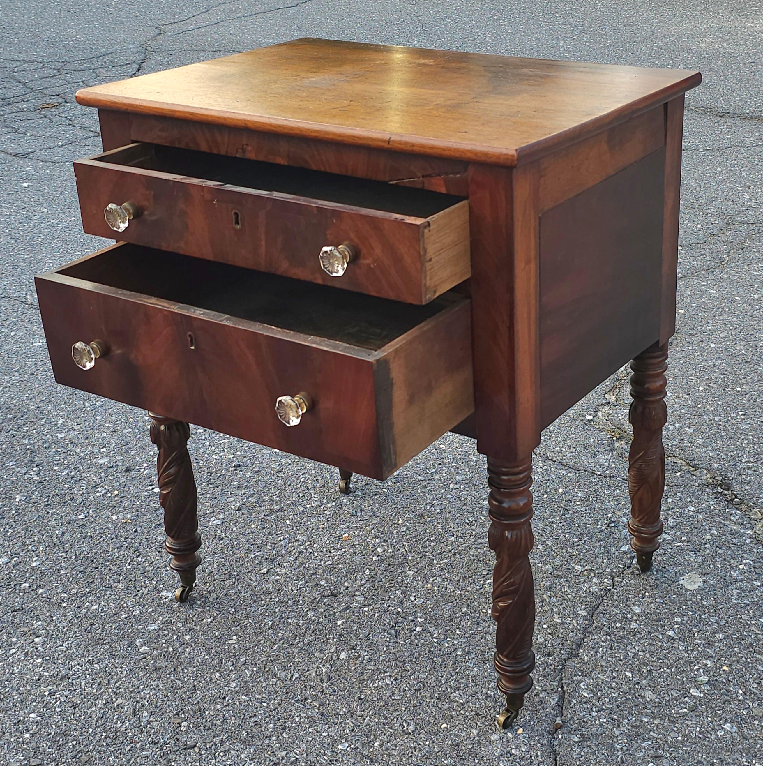 Mesa de trabajo federal americana de caoba con 2 cajones y ruedas originales, c. 1800 Estadounidense en venta