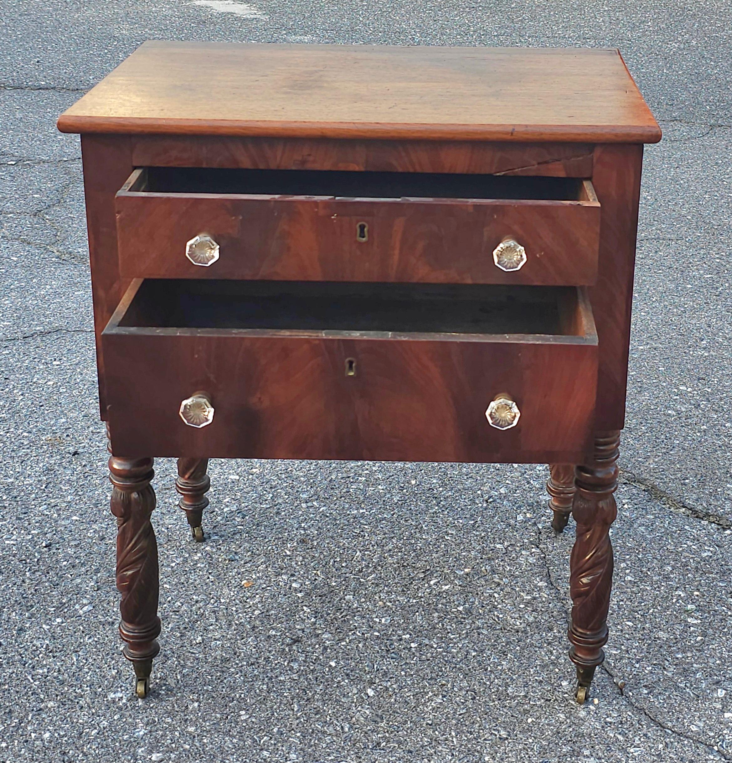Mesa de trabajo federal americana de caoba con 2 cajones y ruedas originales, c. 1800 Tallado a mano en venta