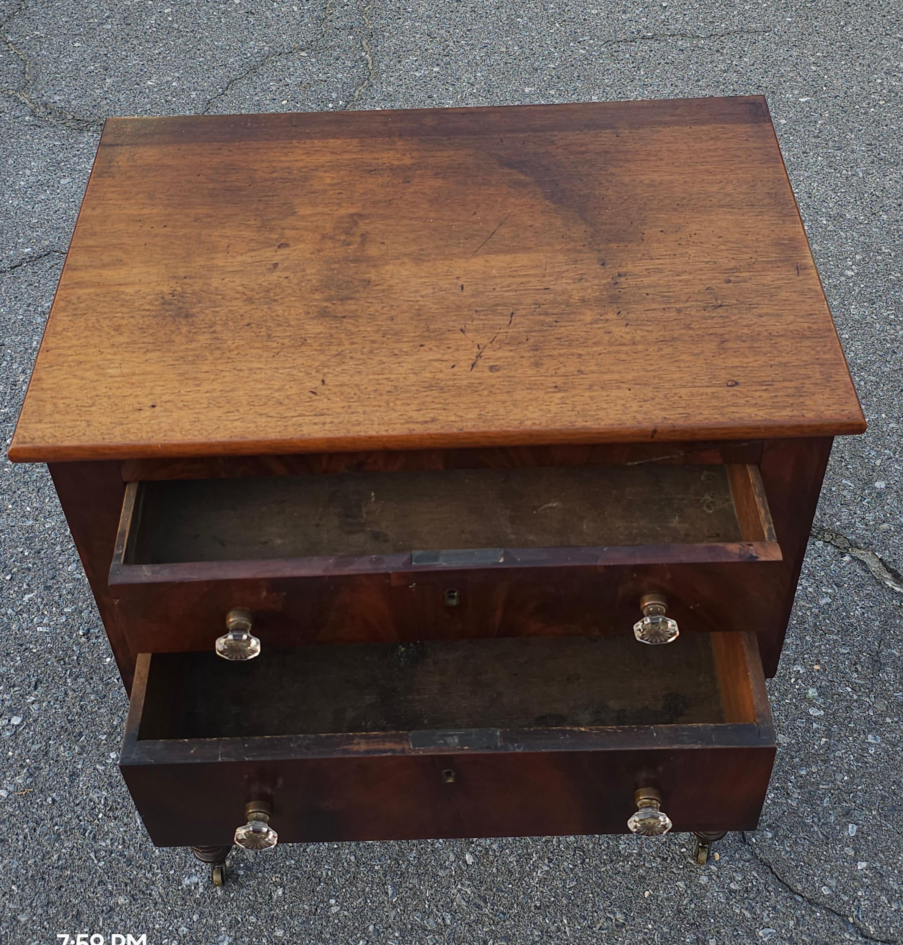 Mesa de trabajo federal americana de caoba con 2 cajones y ruedas originales, c. 1800 en Bueno estado para la venta en Germantown, MD