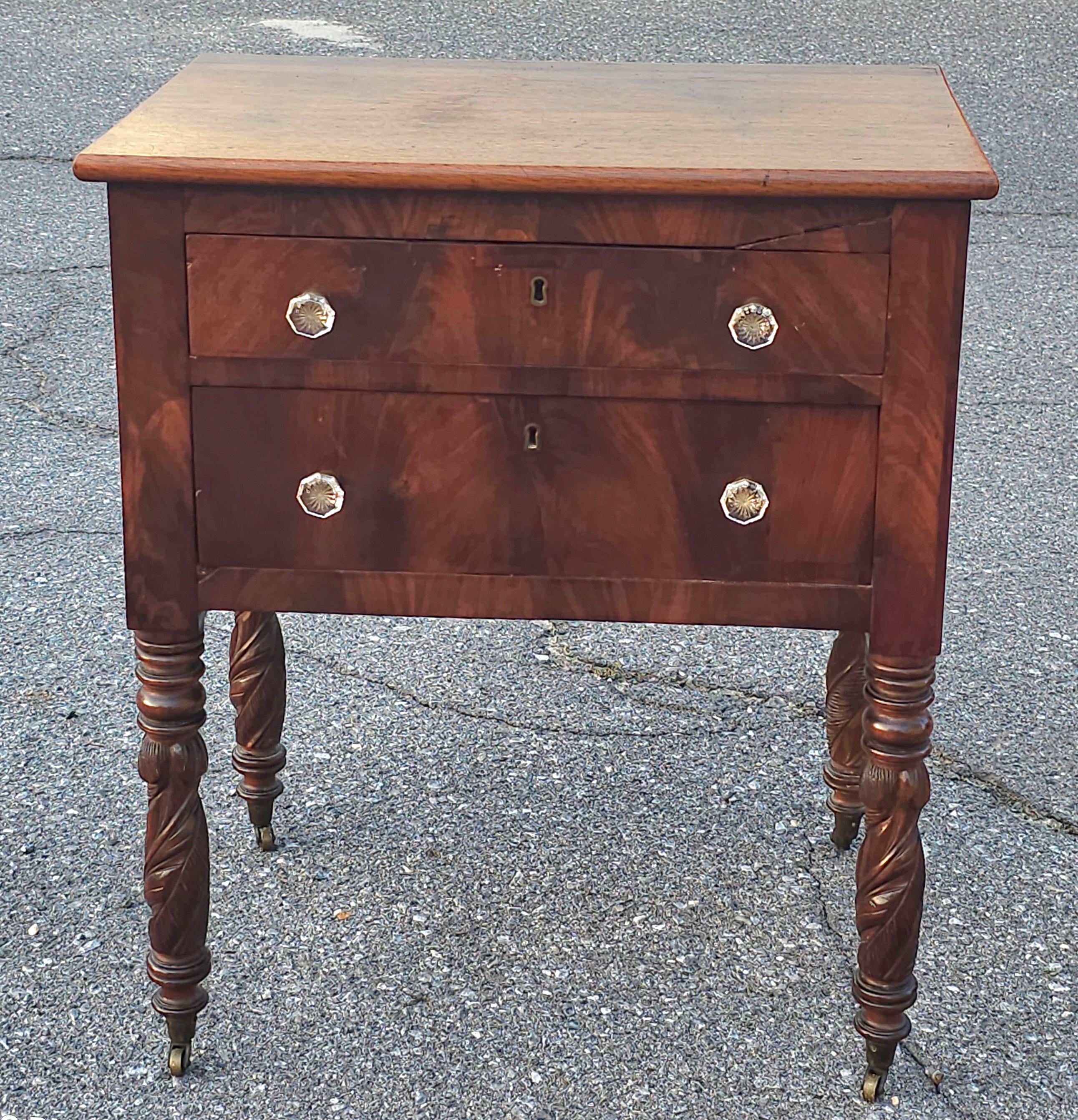 Mesa de trabajo federal americana de caoba con 2 cajones y ruedas originales, c. 1800 siglo XVIII en venta