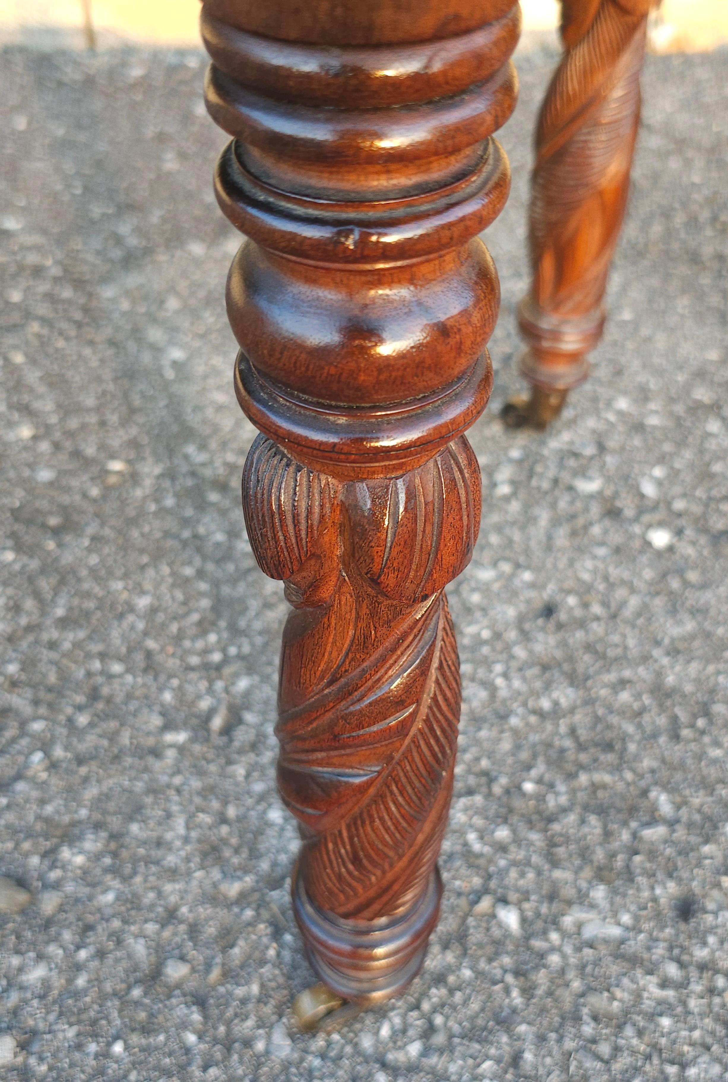 Mesa de trabajo federal americana de caoba con 2 cajones y ruedas originales, c. 1800 en venta 1