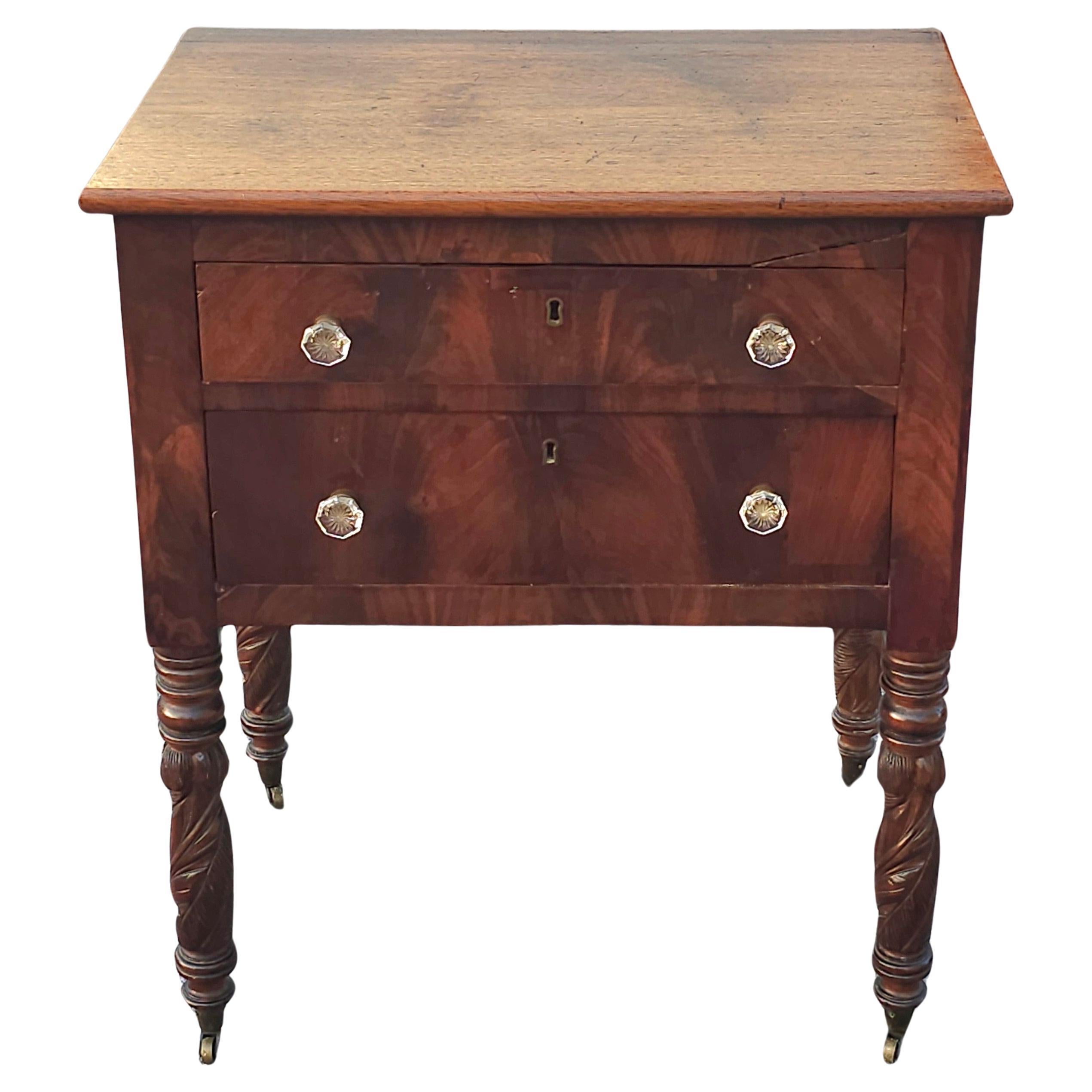 Tavolo da lavoro a 2 cassetti in mogano Feder americano con rotelle a tazza originali, C.C. 1800