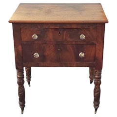 Tavolo da lavoro a 2 cassetti in mogano Feder americano con rotelle a tazza originali, C.C. 1800