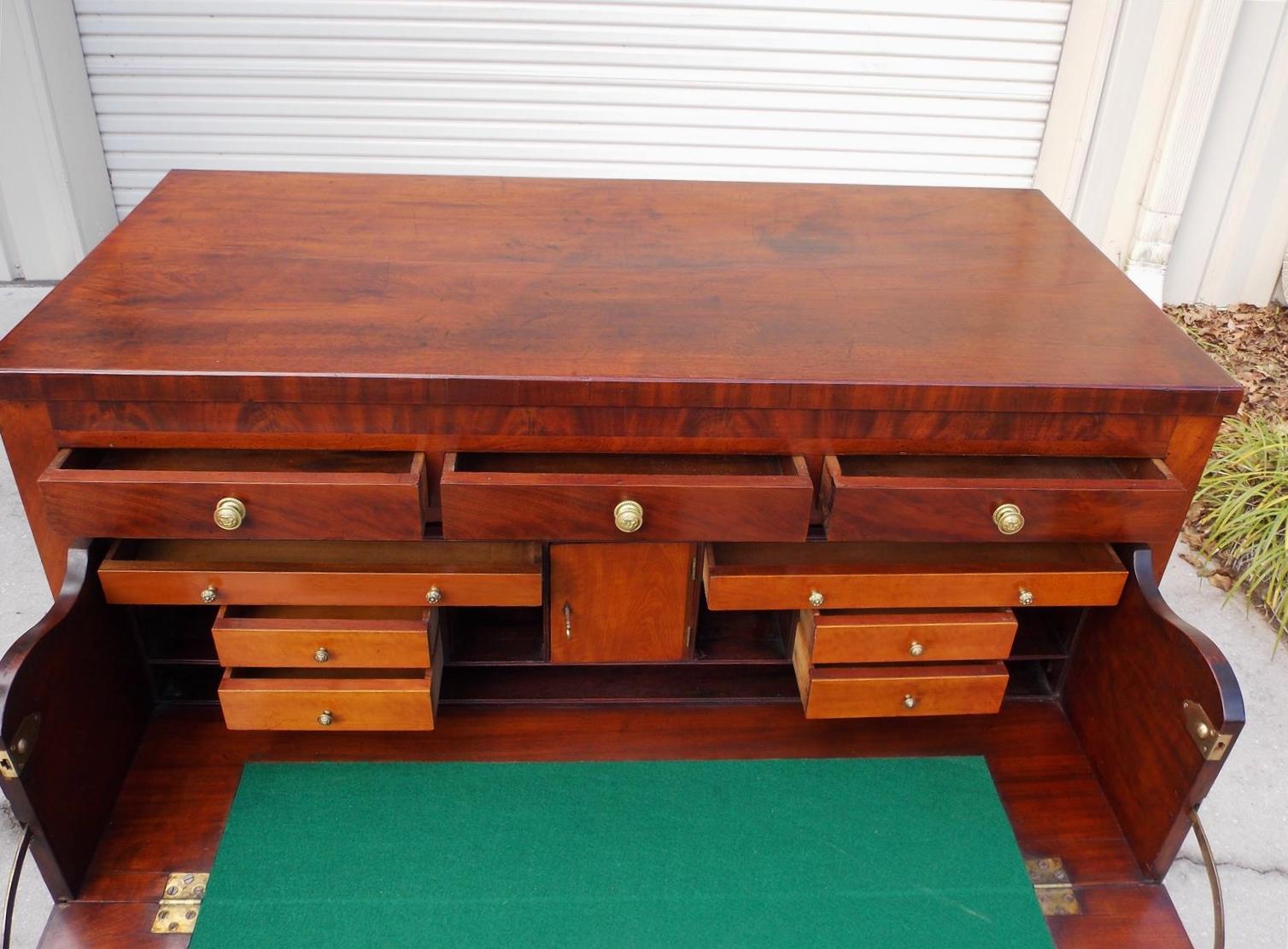 Escritorio de mayordomo federal americano de caoba y madera satinada con patas de pata. NY, C. 1810 Latón en venta