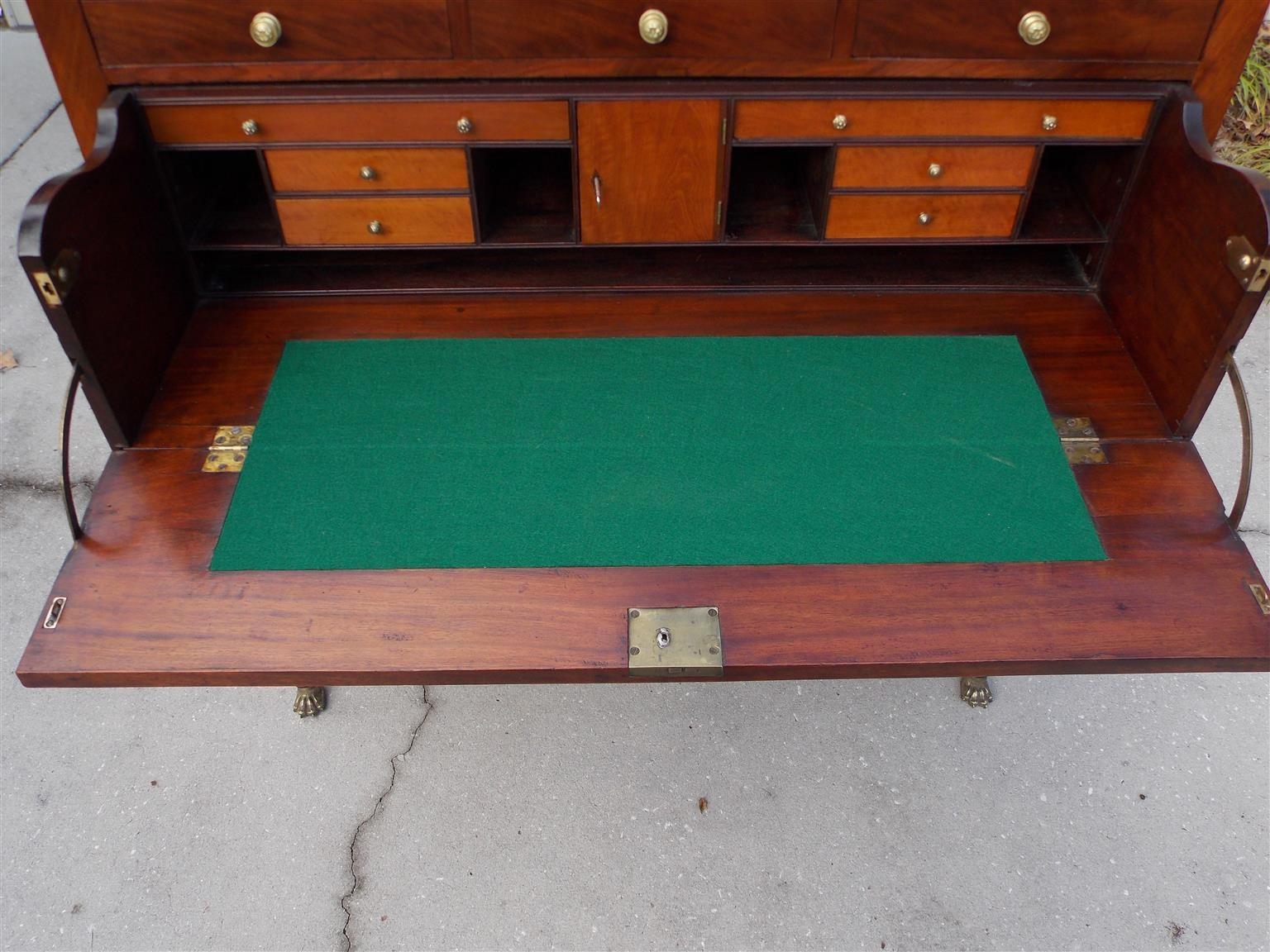 American Federal Mahogany & Satinwood Butler's Desk with Paw Feet. NY, C. 1810 For Sale 2