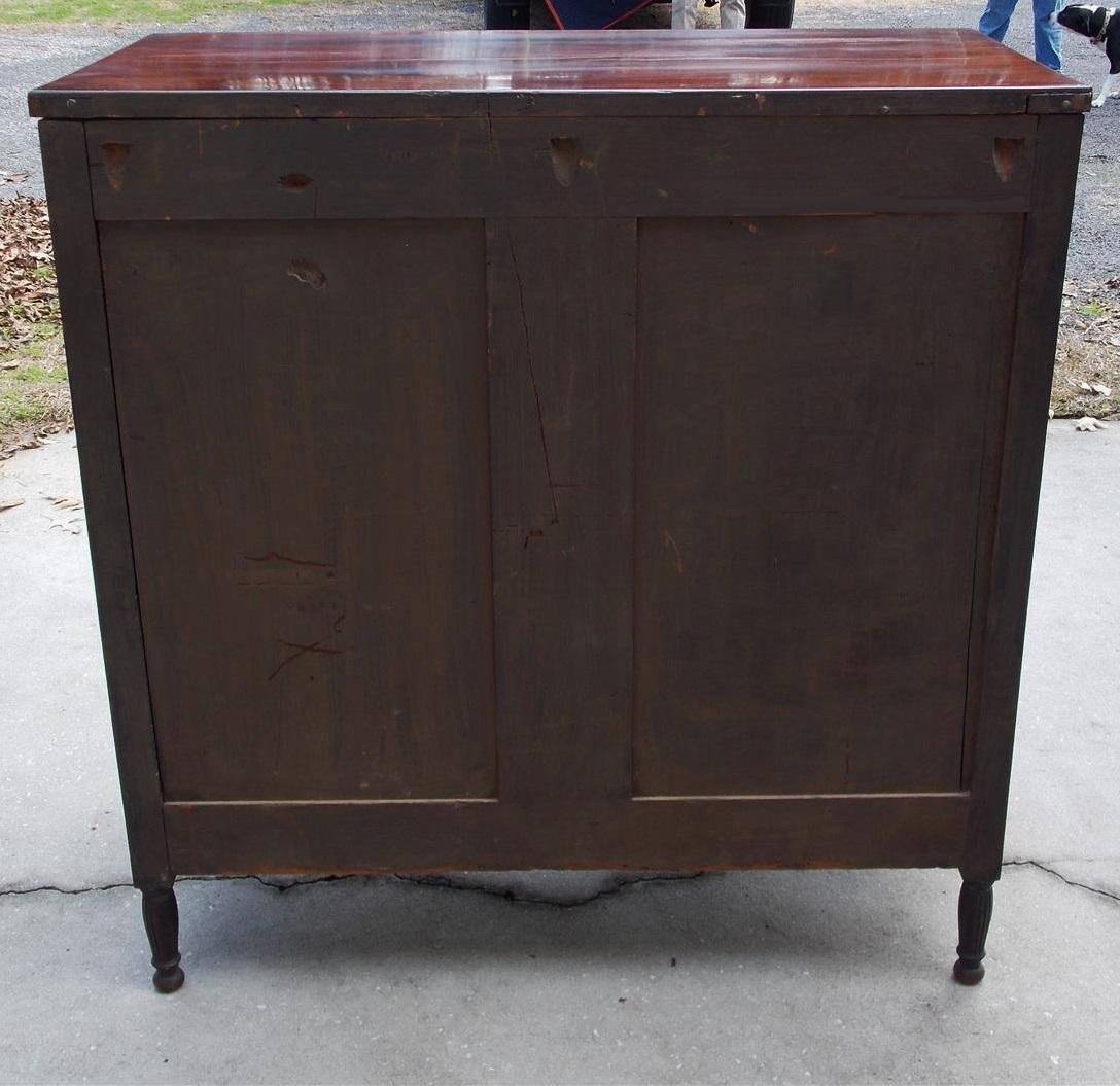 Escritorio de mayordomo federal americano de caoba y madera satinada con patas de pata. NY, C. 1810 en venta 6