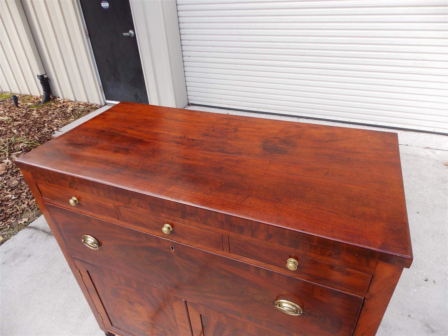 Escritorio de mayordomo federal americano de caoba y madera satinada con patas de pata. NY, C. 1810 Tallado a mano en venta