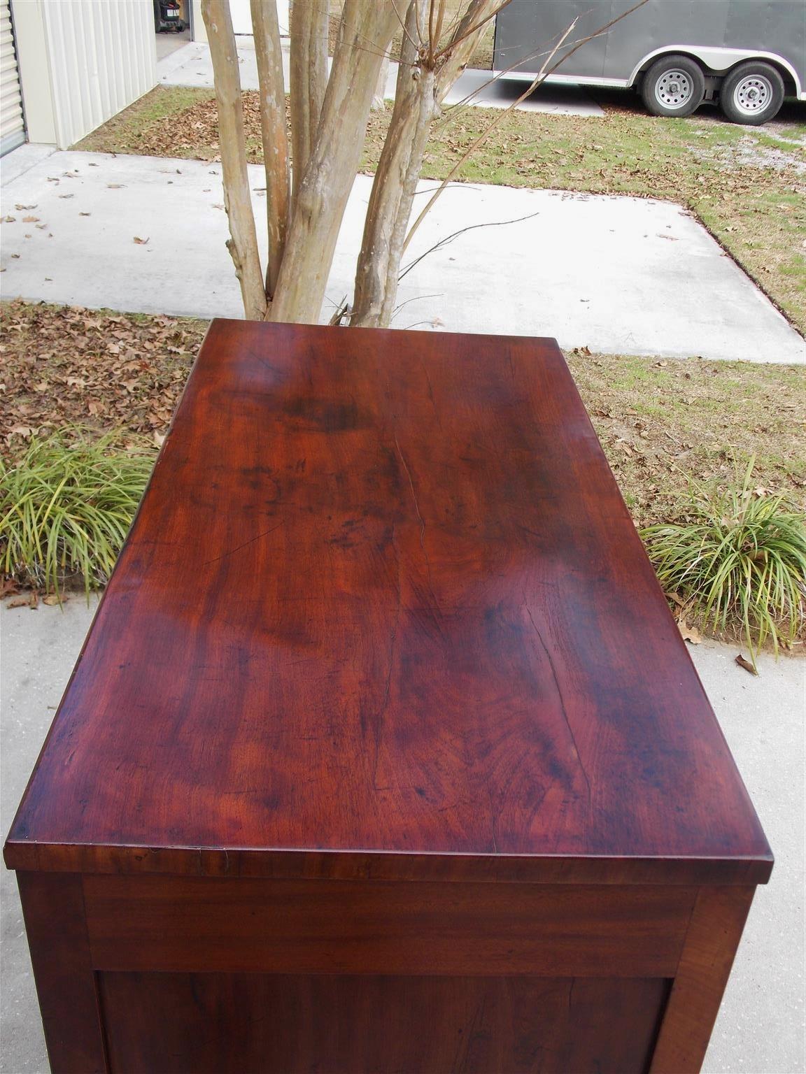Escritorio de mayordomo federal americano de caoba y madera satinada con patas de pata. NY, C. 1810 en Excelente estado para la venta en Charleston, SC
