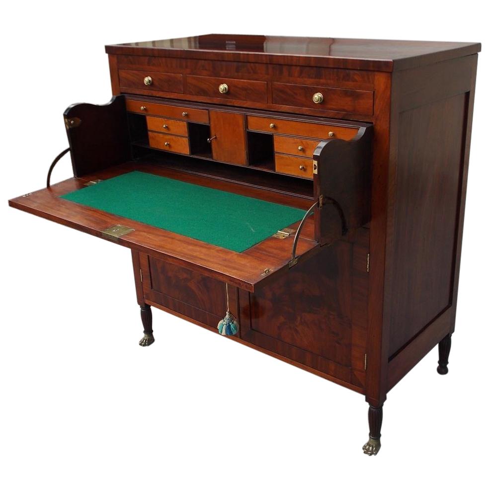 American Federal Mahogany & Satinwood Butler's Desk with Paw Feet. NY, C. 1810 For Sale