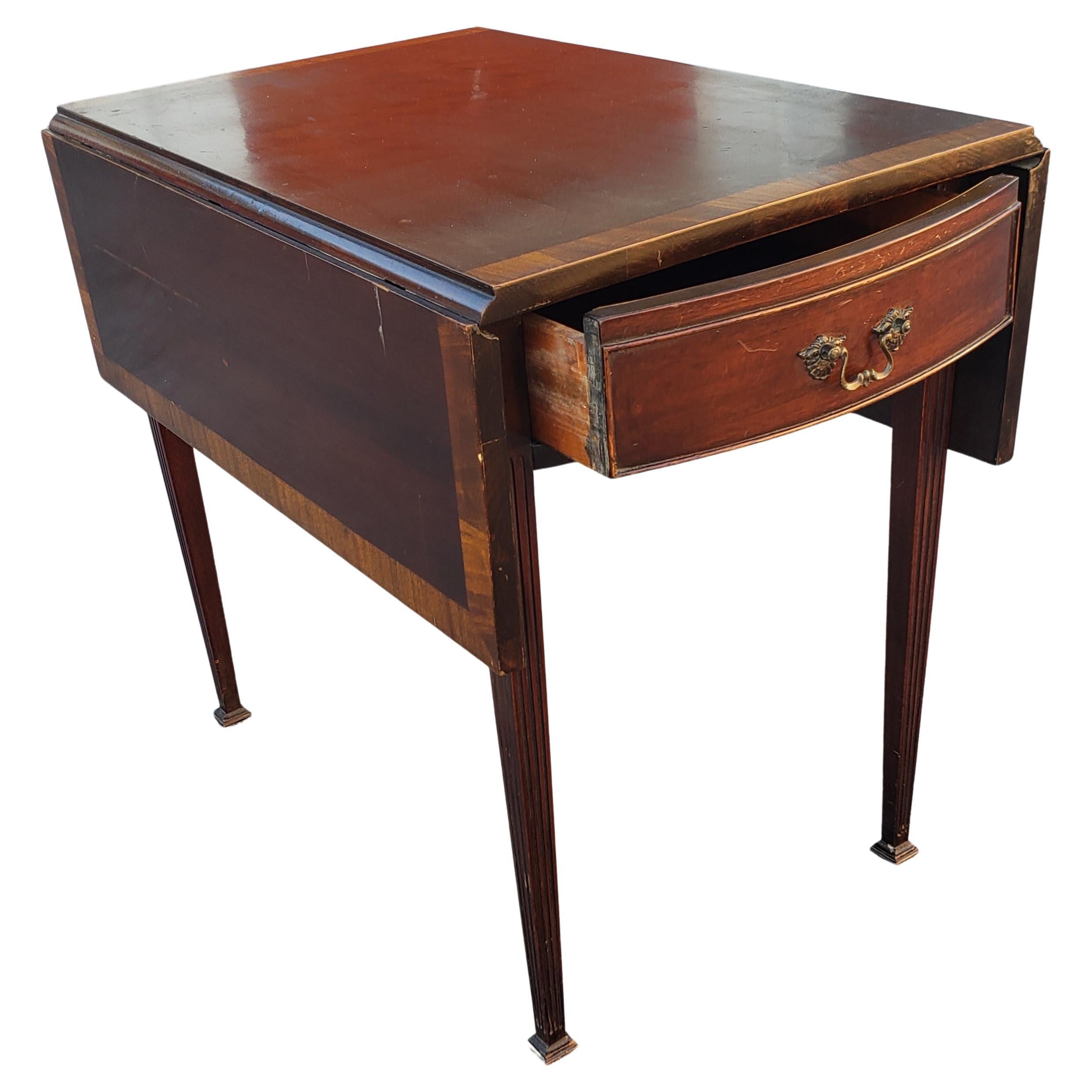 American Federal Mahogany Banded Pembroke Drop-Leaf Large Side Tables, a Pair For Sale 5