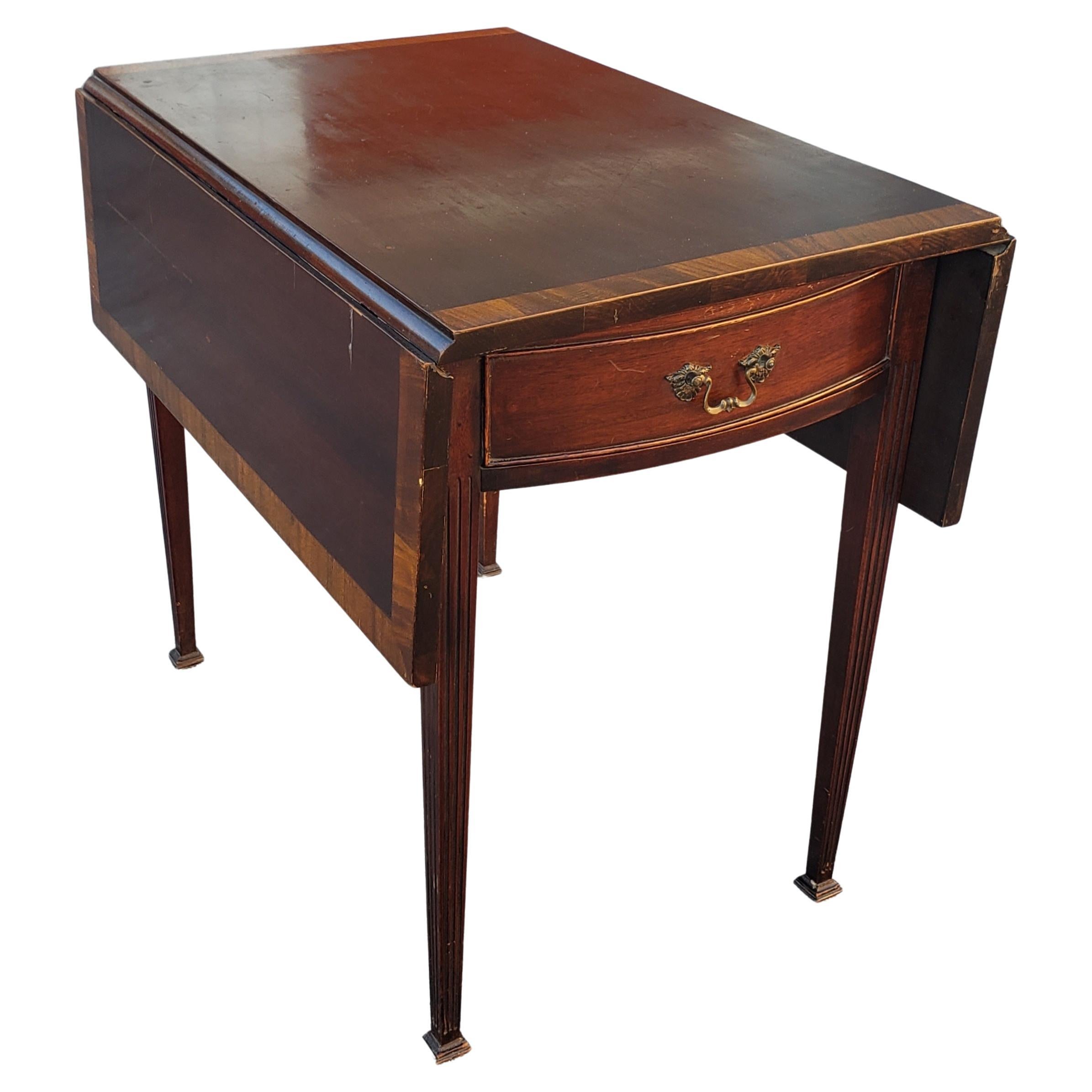 Woodwork American Federal Mahogany Banded Pembroke Drop-Leaf Large Side Tables, a Pair For Sale