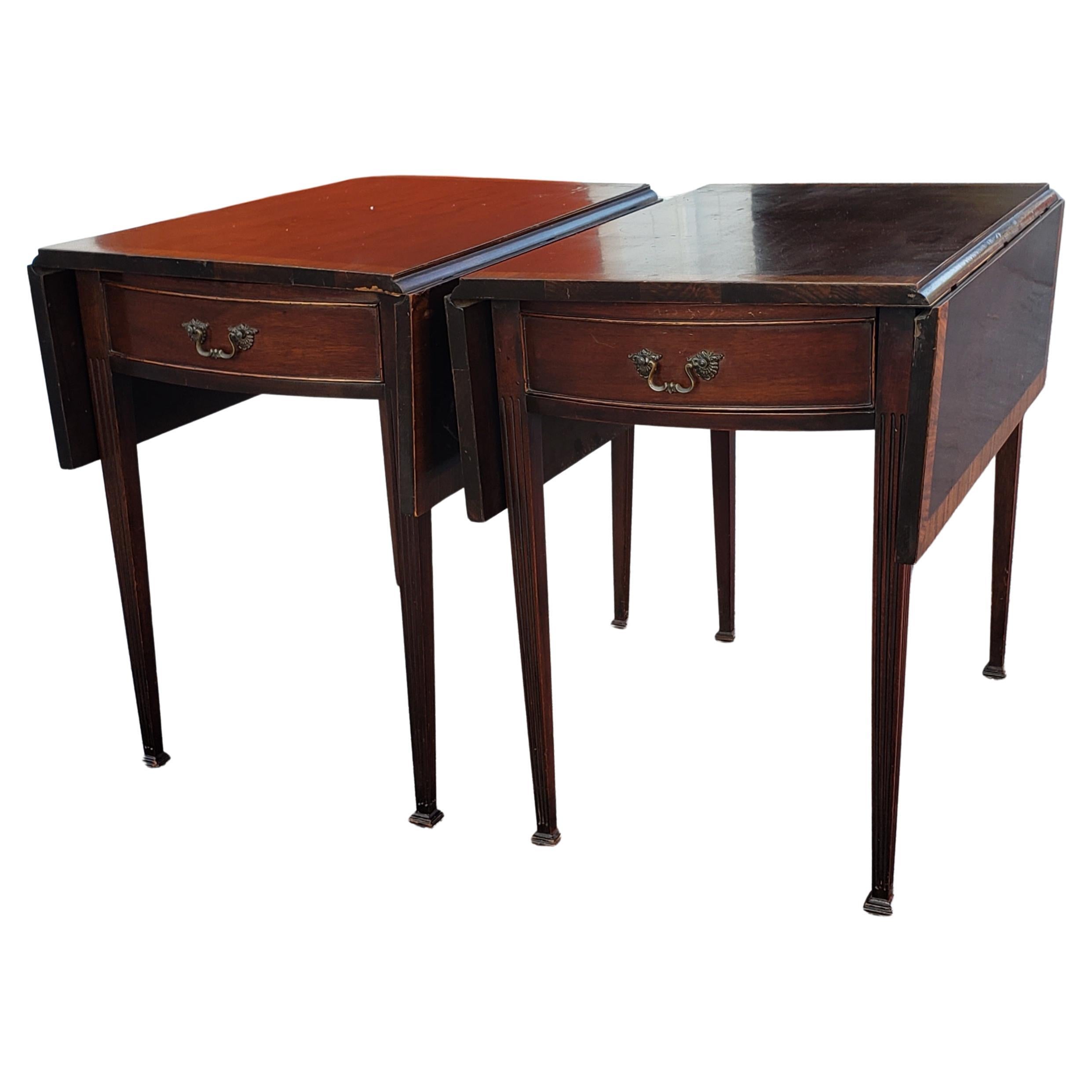 American Federal Mahogany Banded Pembroke Drop-Leaf Large Side Tables, a Pair In Good Condition For Sale In Germantown, MD